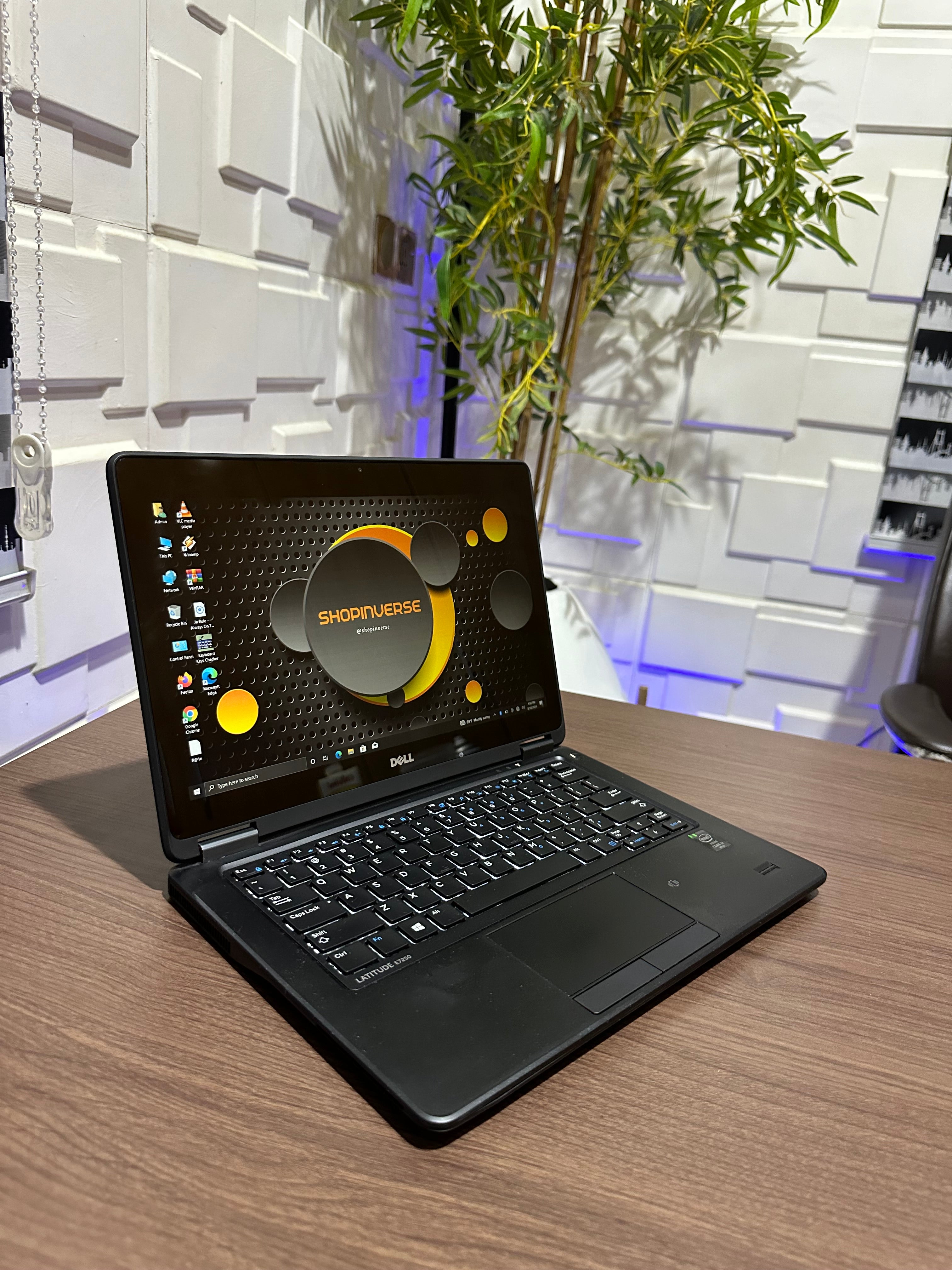 Dell Latitude E7250 - Intel Core i5 - 256GB SSD - 8GB RAM - Touchscreen - (Minor body scratch)