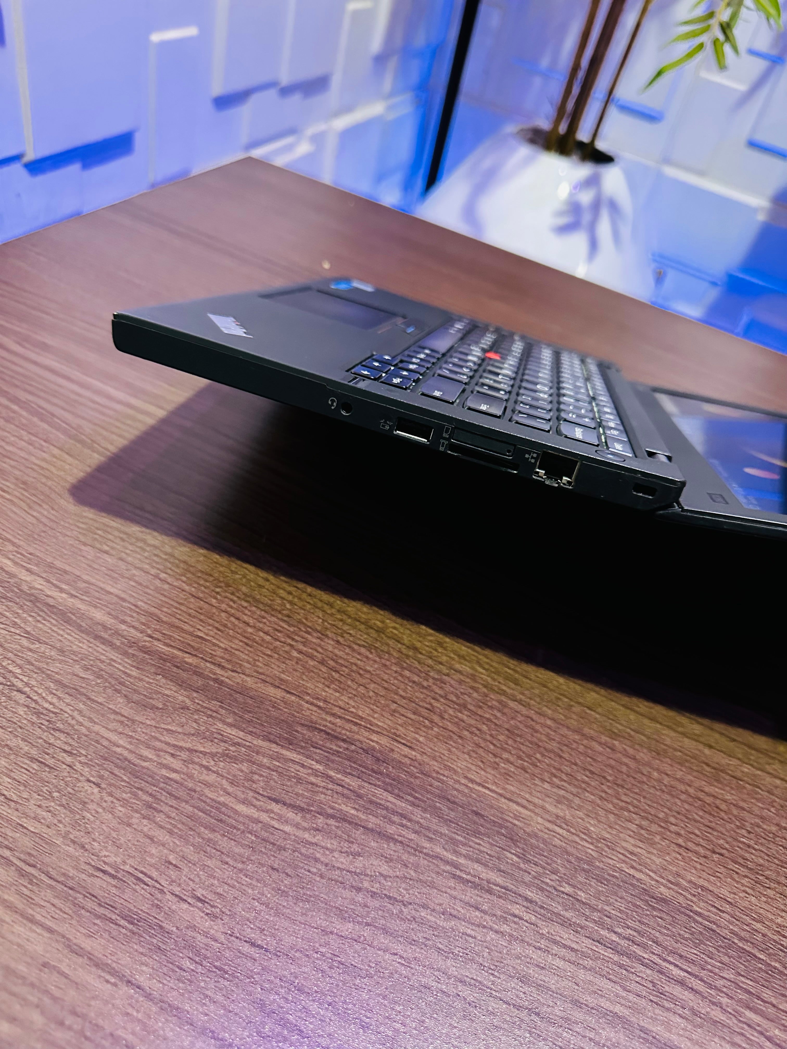 Lenovo ThinkPad X260 - 6th Gen. Intel Core i5 - 256GB SSD - 8GB RAM - Keyboard Light - 2 Batteries