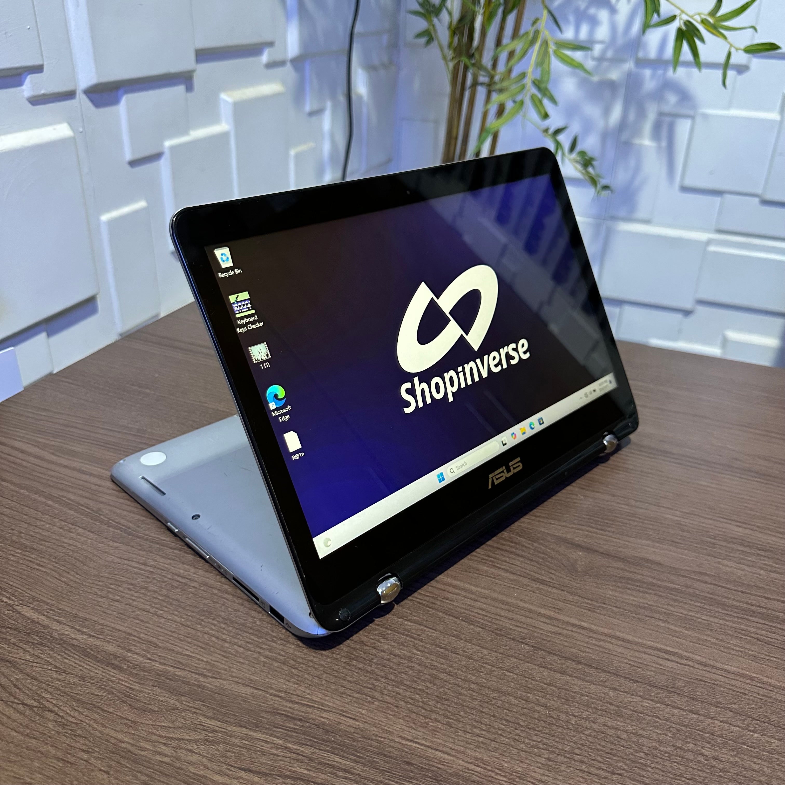 Asus Q304U - 7th Gen. Intel Core i5 - 1TB HDD - 4GB RAM - Touchscreen