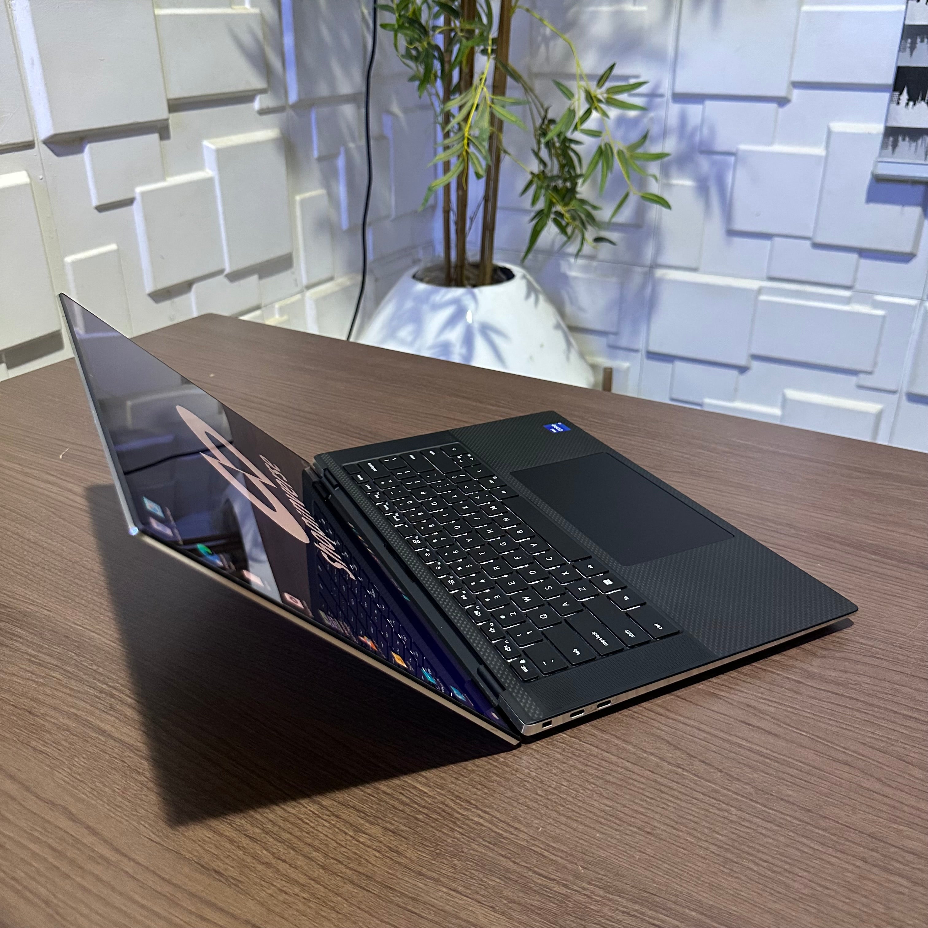 Dell XPS 17 9700 - 10th Gen Intel Core i9 - 512GB SSD - 16GB RAM - 6GB Nvidia GeForce RTX 2060 - Keyboard Light - 4K Display - Touchscreen - (Tiny line on screen)