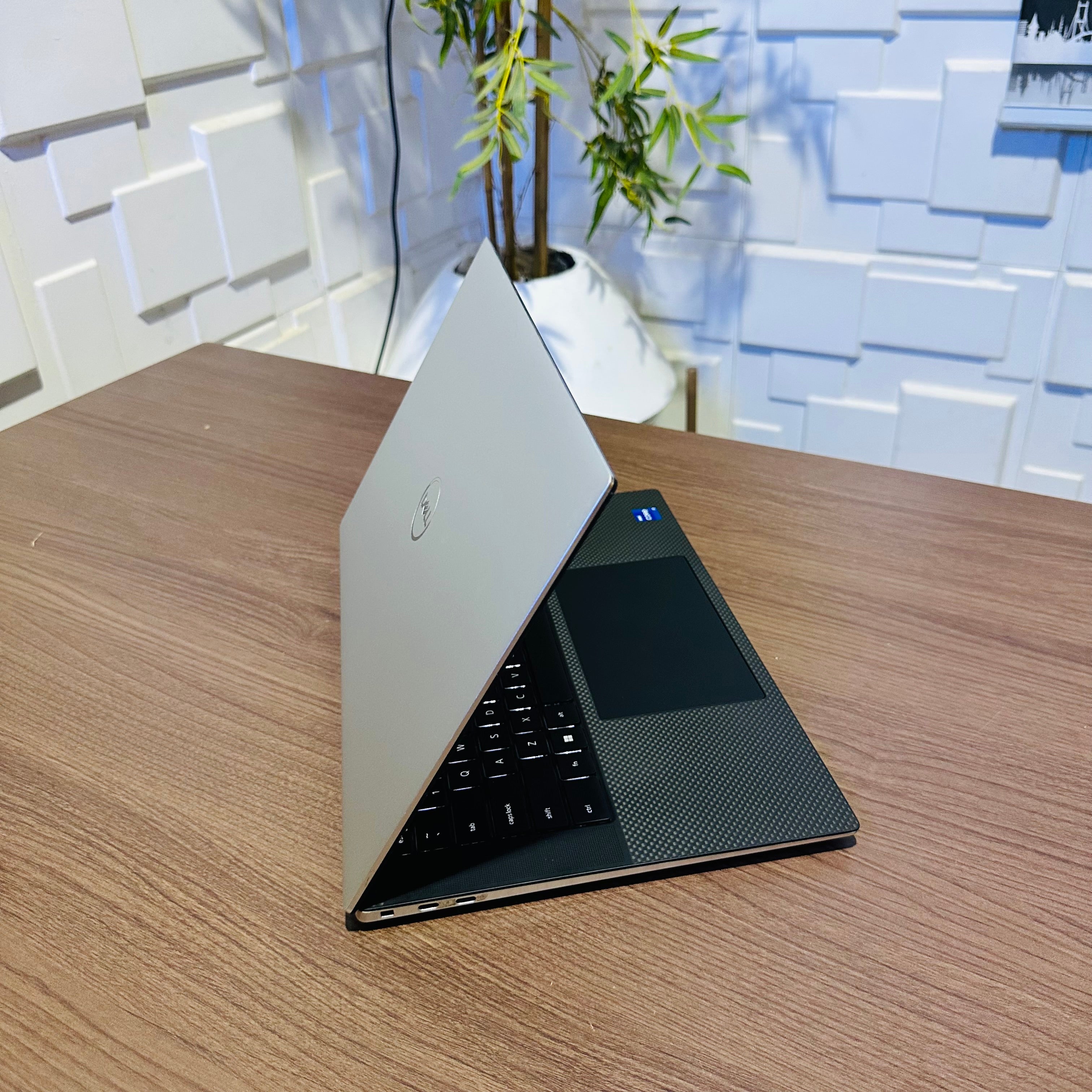 Dell XPS 15 9520 - 12th Gen Intel Core i7 - 512GB SSD - 16GB RAM - 4GB Nvidia GeForce GTX 3050 - 4K Display - Touchscreen - Keyboard Light