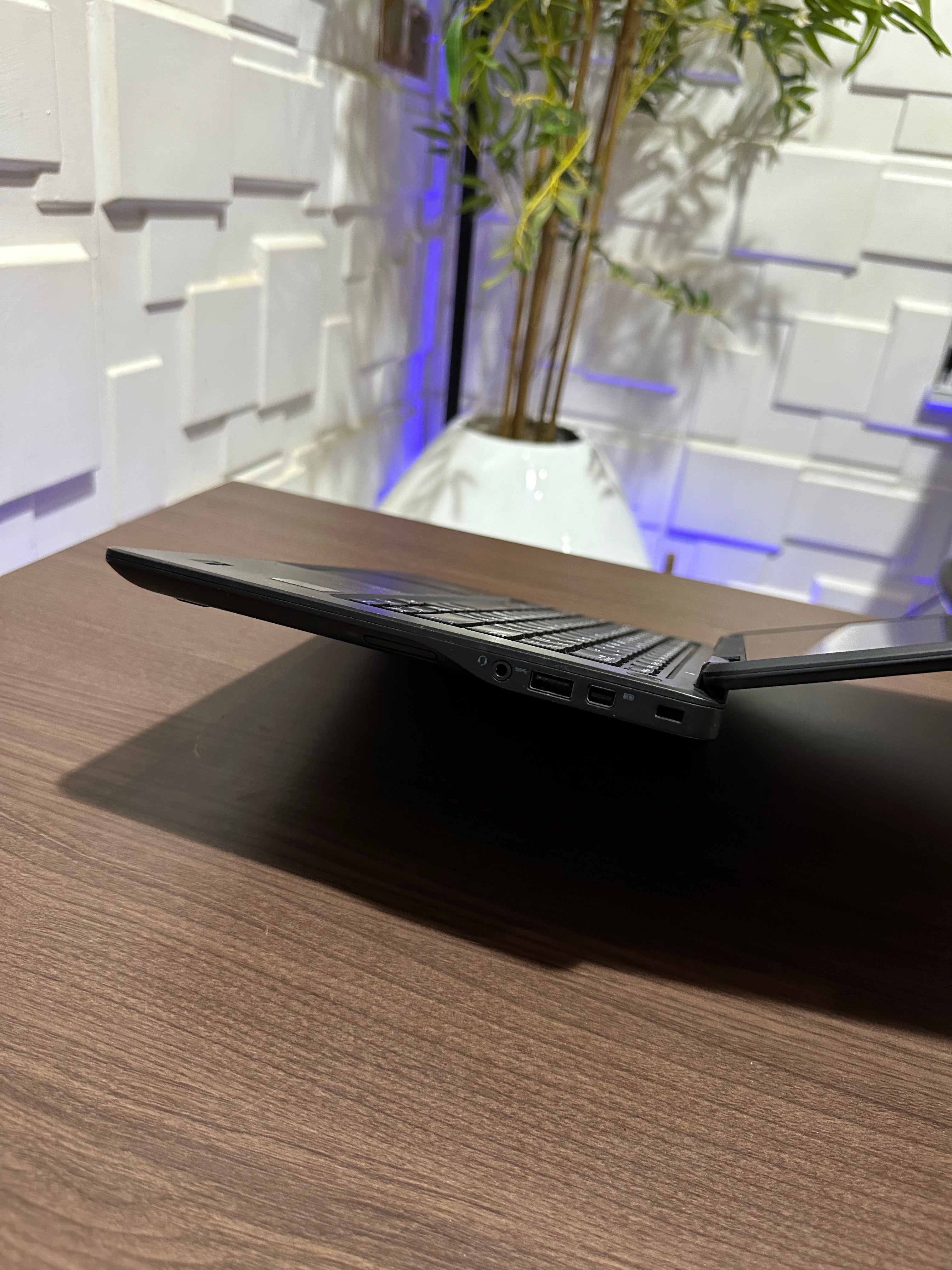 Dell Latitude E7250 - Intel Core i5 - 256GB SSD - 8GB RAM - Touchscreen - (Minor body scratch)