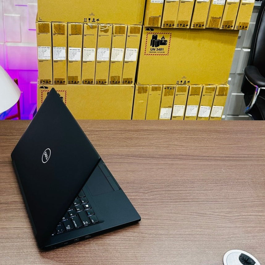 Dell Latitude 7390 - 8th Gen. Intel Core i5 - 256GB SSD - 16GB RAM - keyboard Light - Touchscreen
