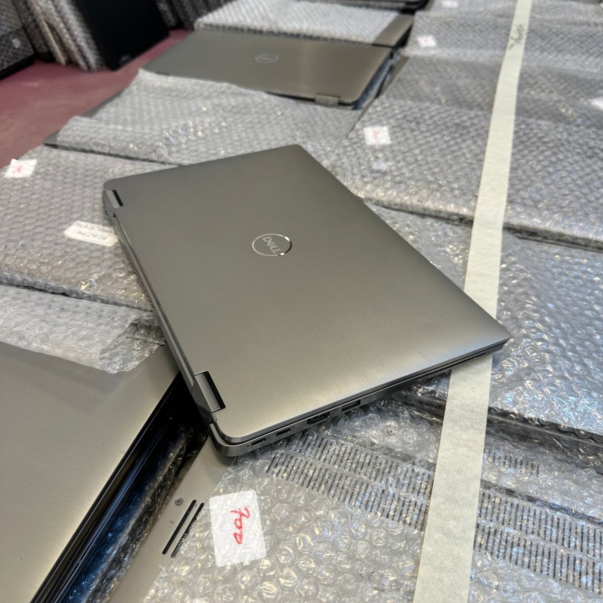 Dell Latitude 7400 2 - in - 1 - 8th Gen. Intel Core i7 - 512GB SSD - 16GB RAM - Keyboard Light - Touchscreen - Facial Recognition
