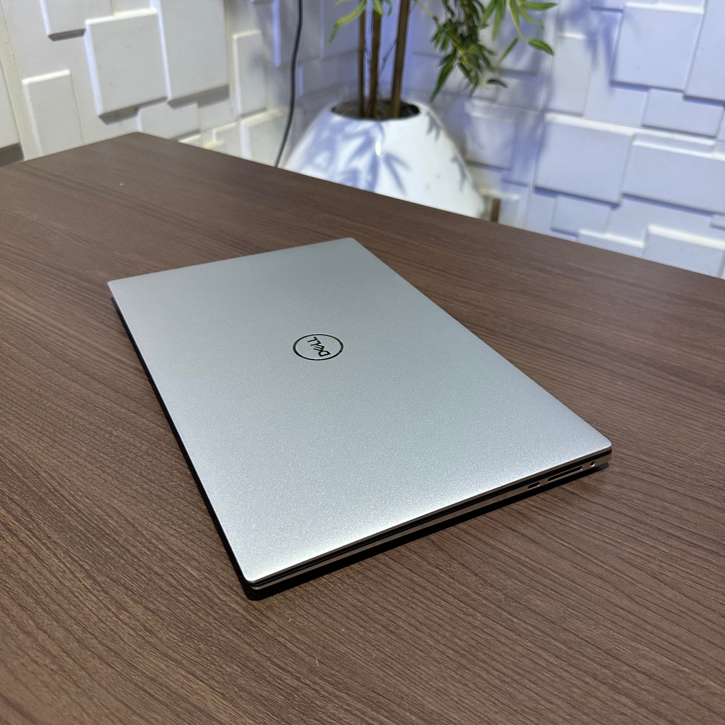 Dell XPS 17 9700 - 10th Gen Intel Core i9 - 512GB SSD - 16GB RAM - 6GB Nvidia GeForce RTX 2060 - Keyboard Light - 4K Display - Touchscreen - (Tiny line on screen)