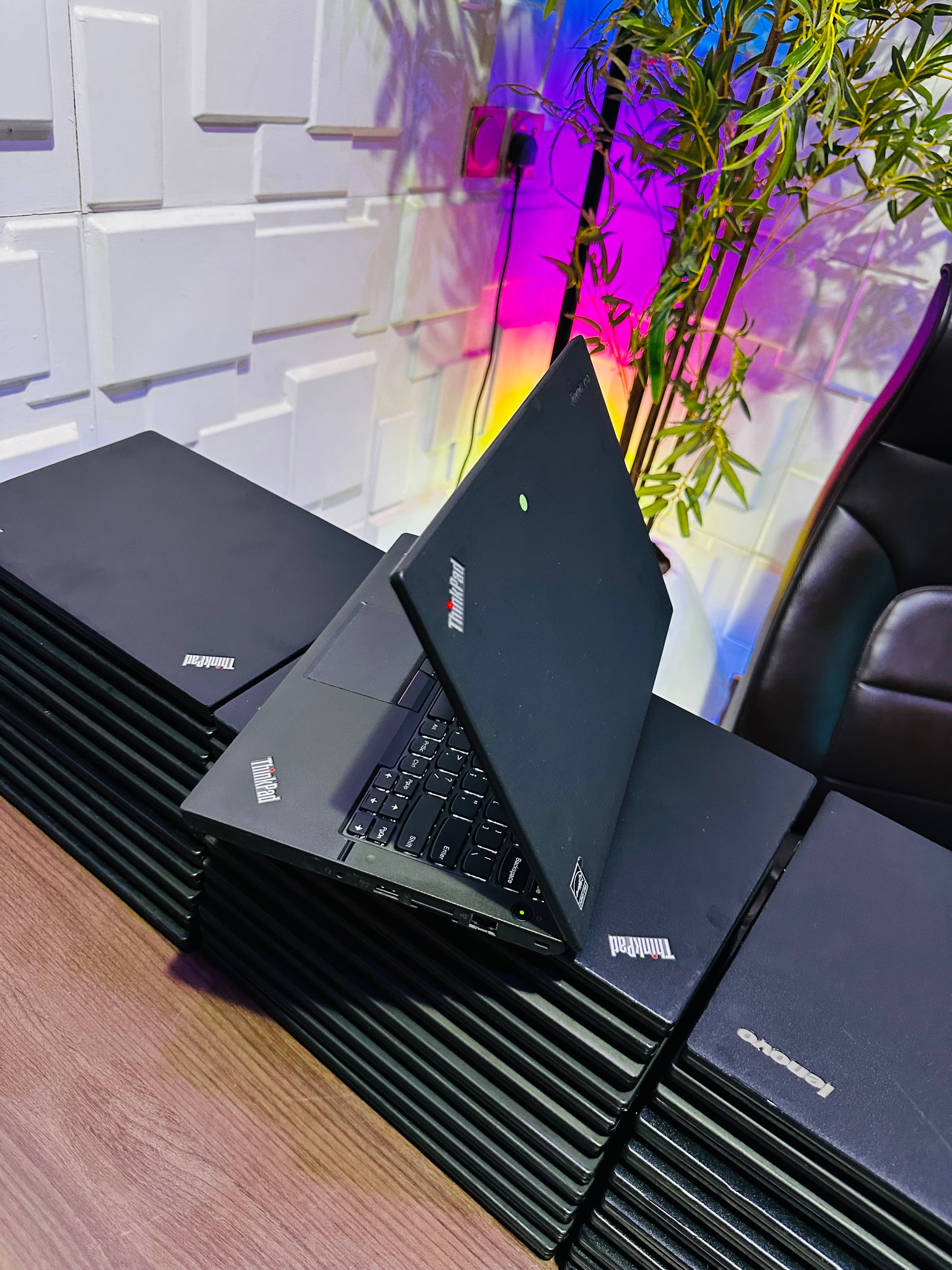 Lenovo ThinkPad X250 - Intel Core i5 - 256GB SSD - 8GB RAM - Keyboard Light - 2 Batteries - (Minor body crack)