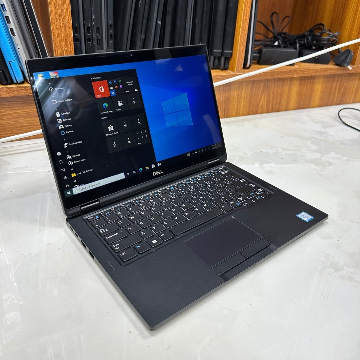 Dell Latitude 7390 2 - in - 1 - 8th Gen. Intel Core i7 - 256GB SSD - 16GB RAM - Keyboard Light - Touchscreen