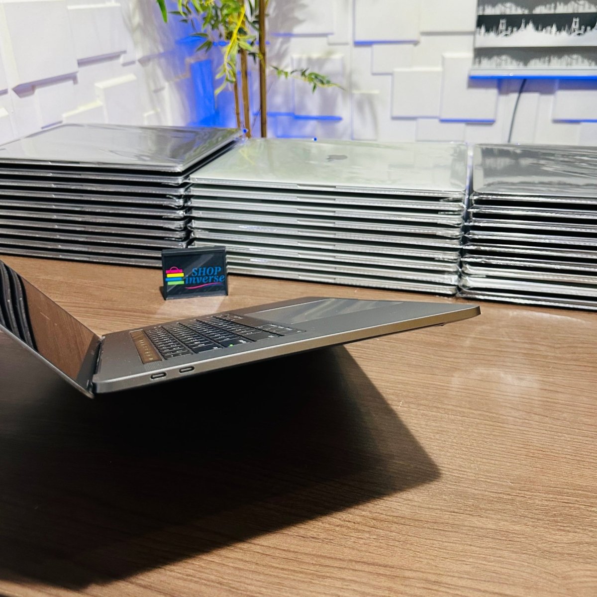 Apple MacBook Pro 2017 - Intel Core i7 - 500GB SSD - 16GB RAM - 2GB Dedicated Graphics - Touch ID - Touch Bar - Keyboard Light