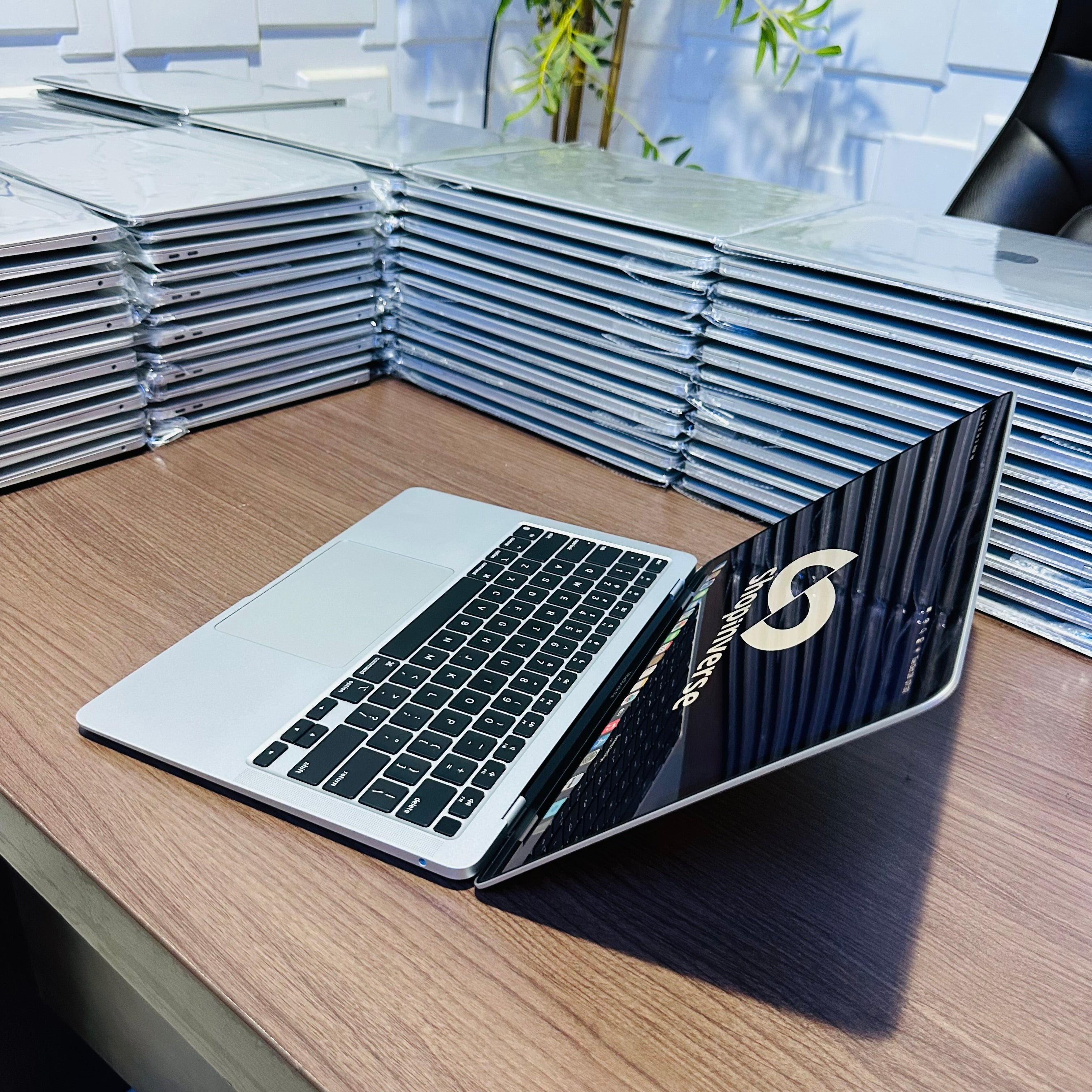 Apple MacBook Air 2019 - Intel Core i5 - 256GB SSD - 8GB RAM - Touch ID - Keyboard Light - (Minor body dent)