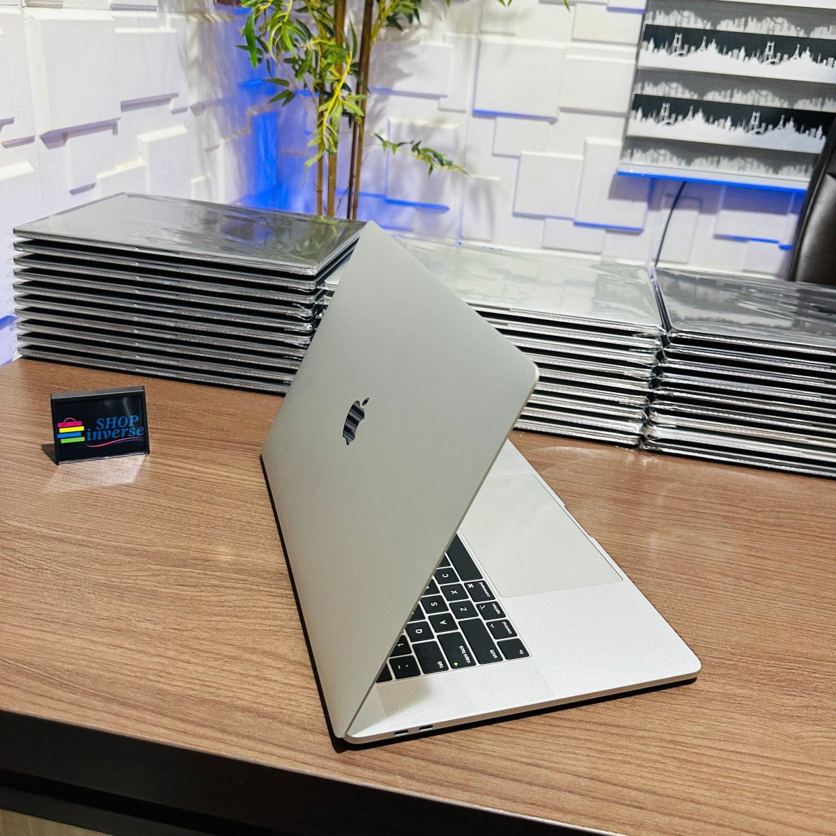 16-inch Apple MacBook Pro 2019 - Intel Core i7 - 500GB SSD - 32GB RAM - 4GB Dedicated Graphics - Touch ID - Touch Bar - Keyboard Light