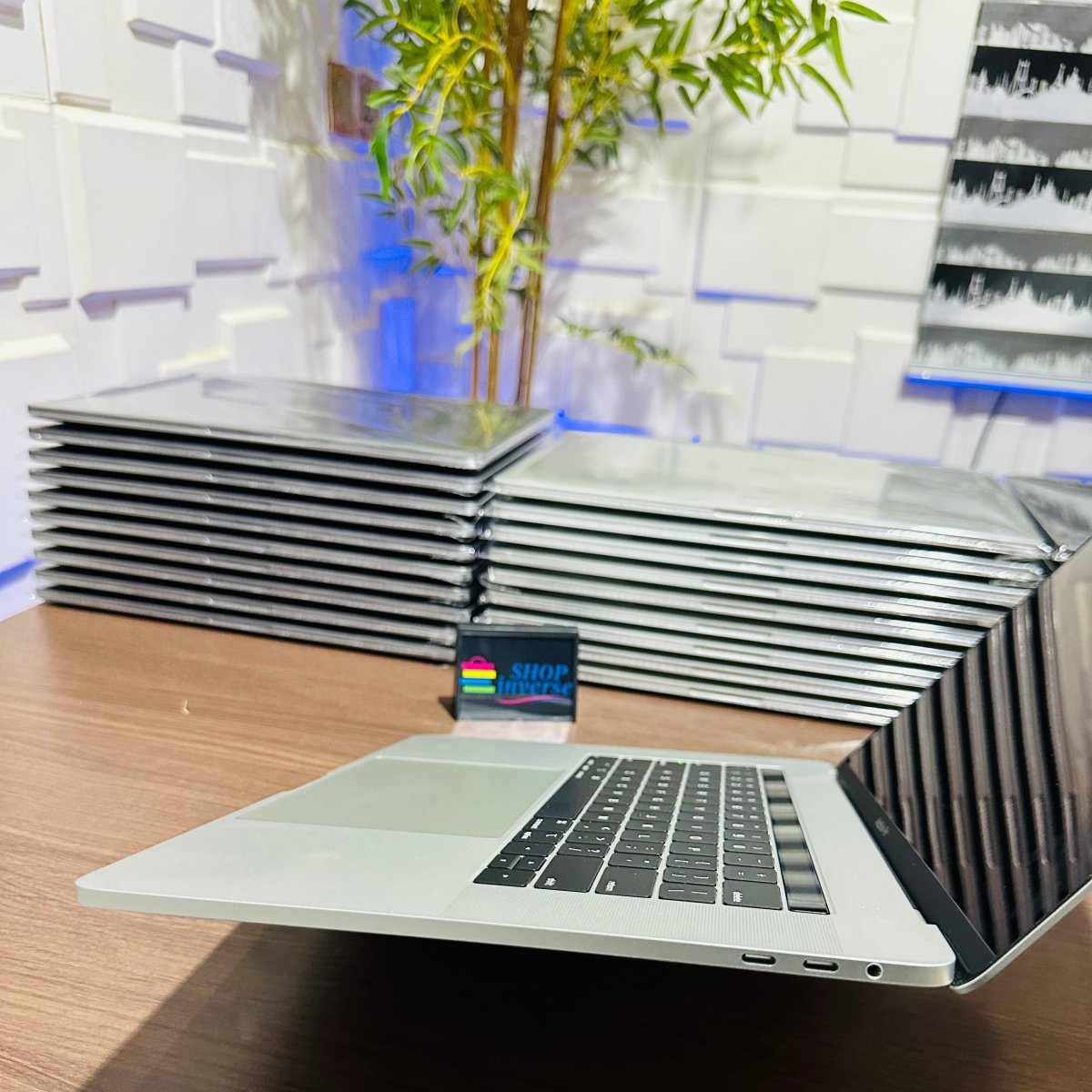 16-inch Apple MacBook Pro 2019 - Intel Core i7 - 1TB SSD - 32GB RAM - 4GB Dedicated Graphics - Touch ID - Touch Bar - Keyboard Light