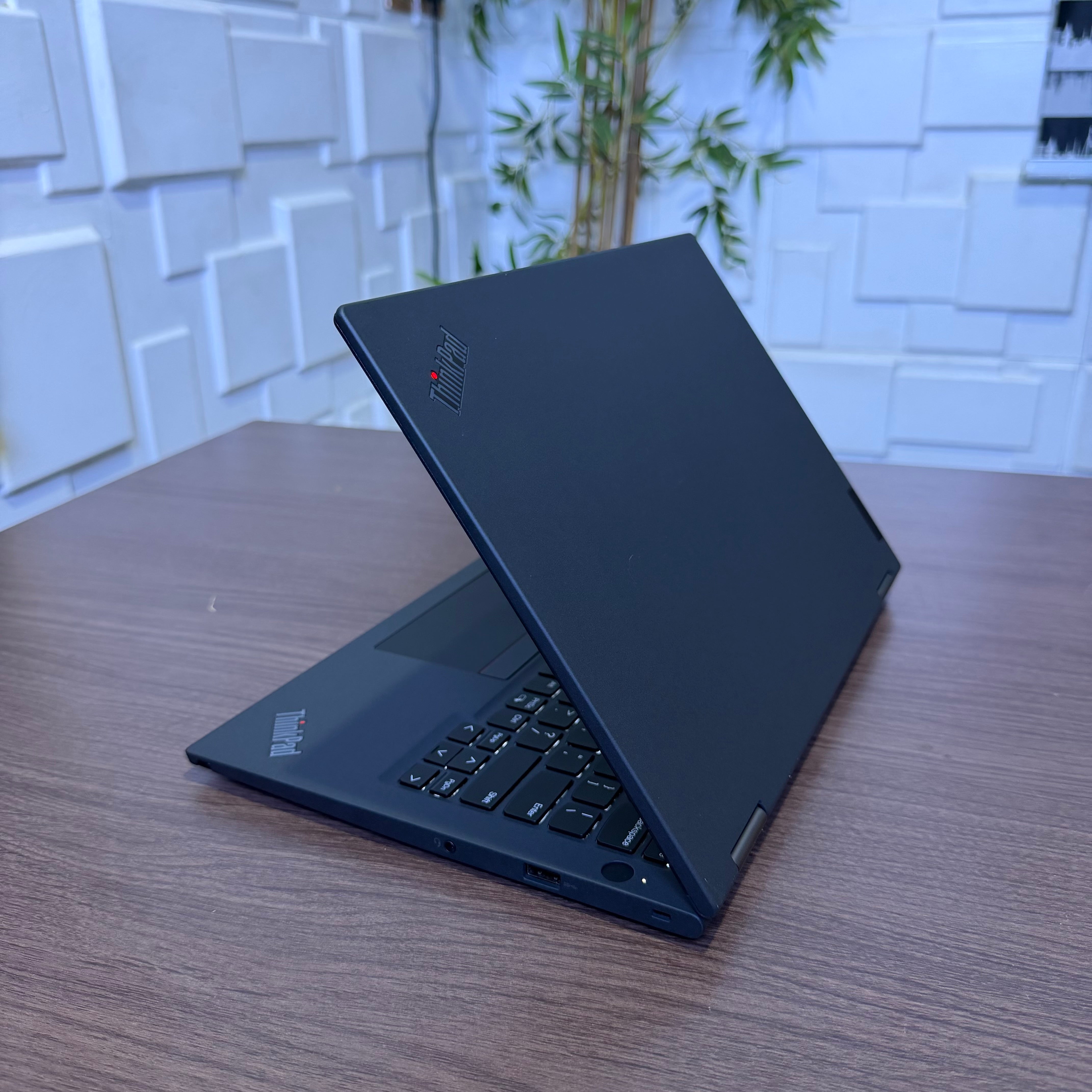 Lenovo ThinkPad X13 Yoga | 10th Gen Core i5 | 8GB RAM | 256GB SSD | Full HD Touchscreen | Backlit Keyboard