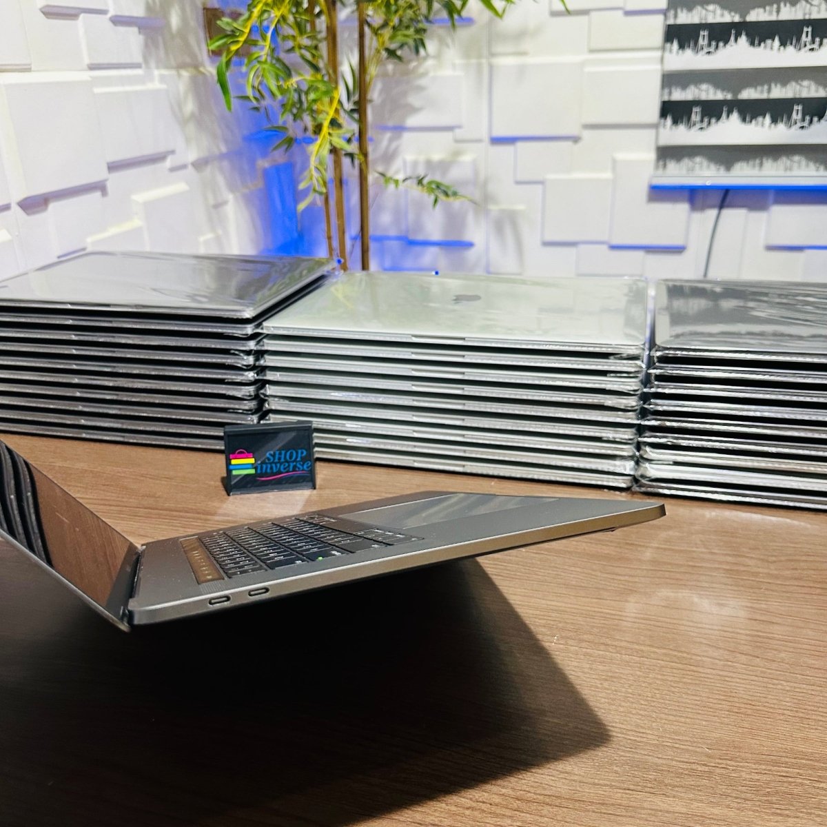 16 - inch Apple MacBook Pro 2019 - Intel Core i9 - 512GB SSD - 32GB RAM - 4GB Dedicated Graphics - Touch ID - Touch Bar - Keyboard Light