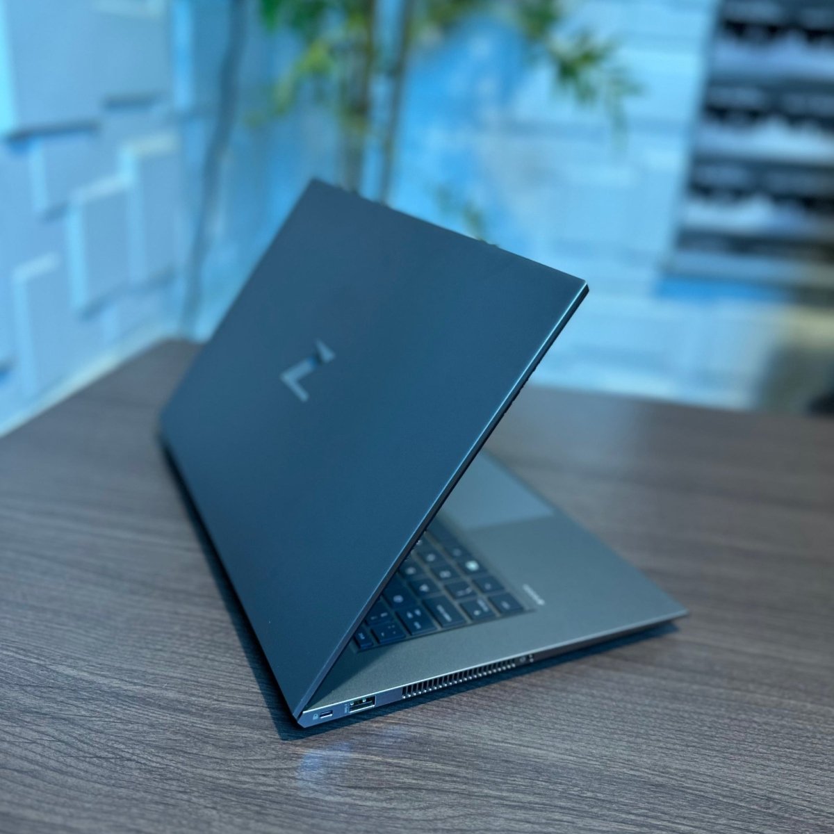 HP zBook Studio G7 - 10th Gen. Intel Core i9 - 512GB SSD - 32GB RAM - 4GB Nvidia Quadro - keyboard Light