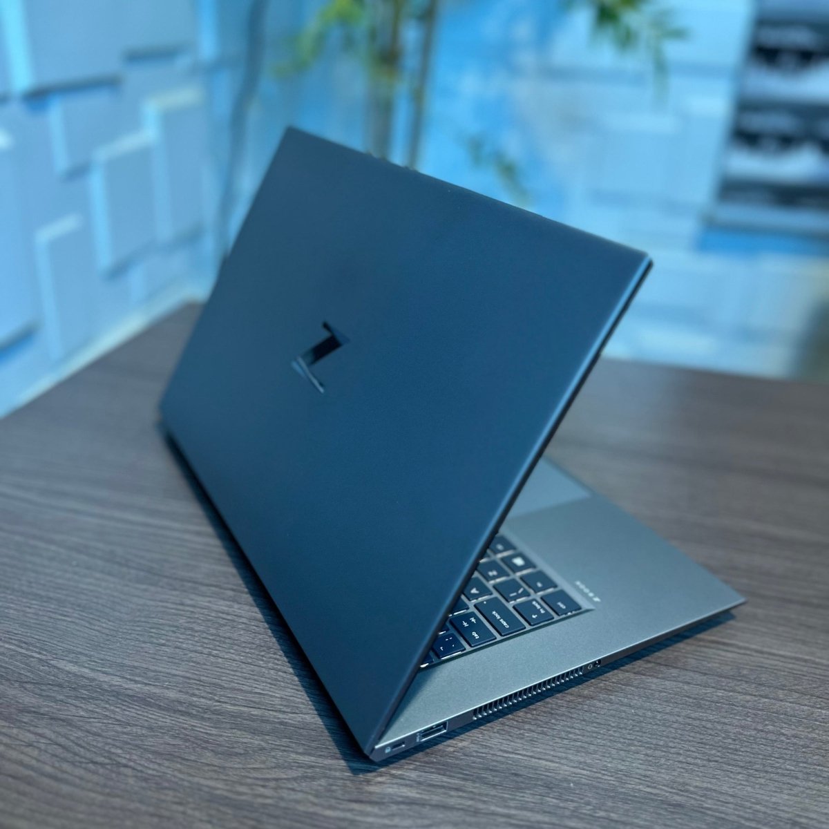 HP zBook Studio G7 - 10th Gen. Intel Core i9 - 512GB SSD - 32GB RAM - 4GB Nvidia Quadro - keyboard Light