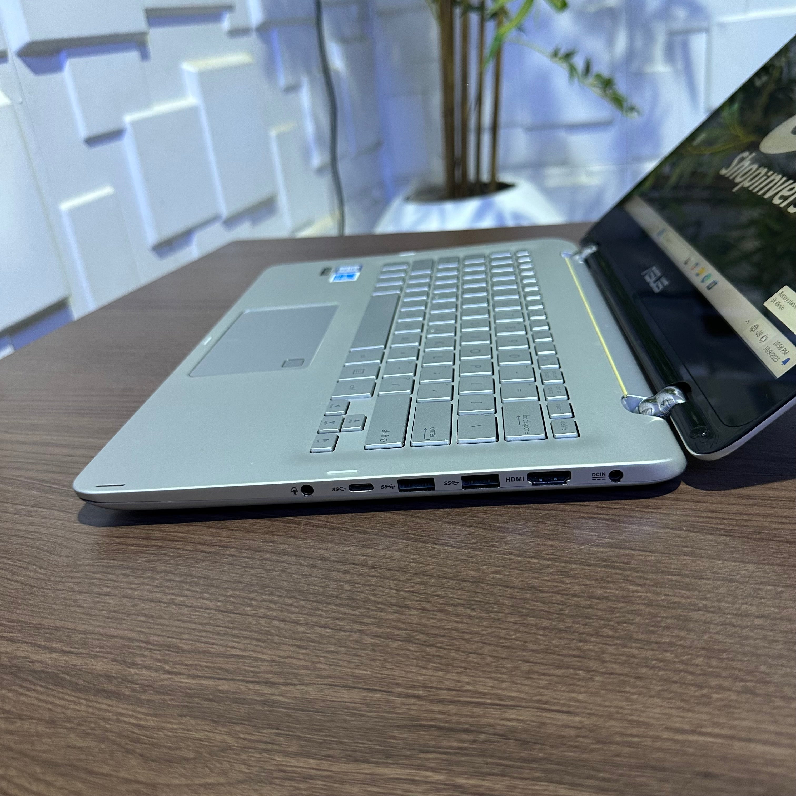 Asus Q304U - 7th Gen. Intel Core i5 - 1TB HDD - 4GB RAM - Touchscreen
