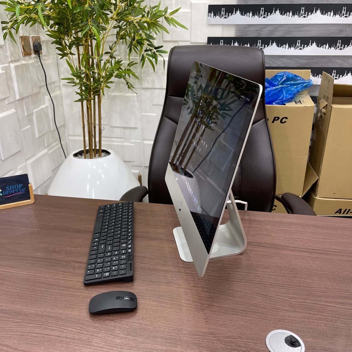 Apple iMac Retina 4K 21.5-Inch Late 2015 | Core i5 | 8GB RAM | 1TB HDD | Minor Crack on Glass