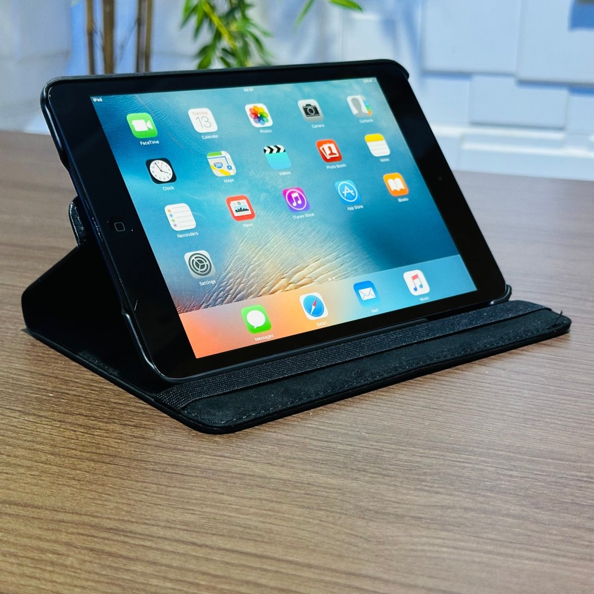 Apple iPad Mini - 16GB - WiFi - (Tiny crack on glass)