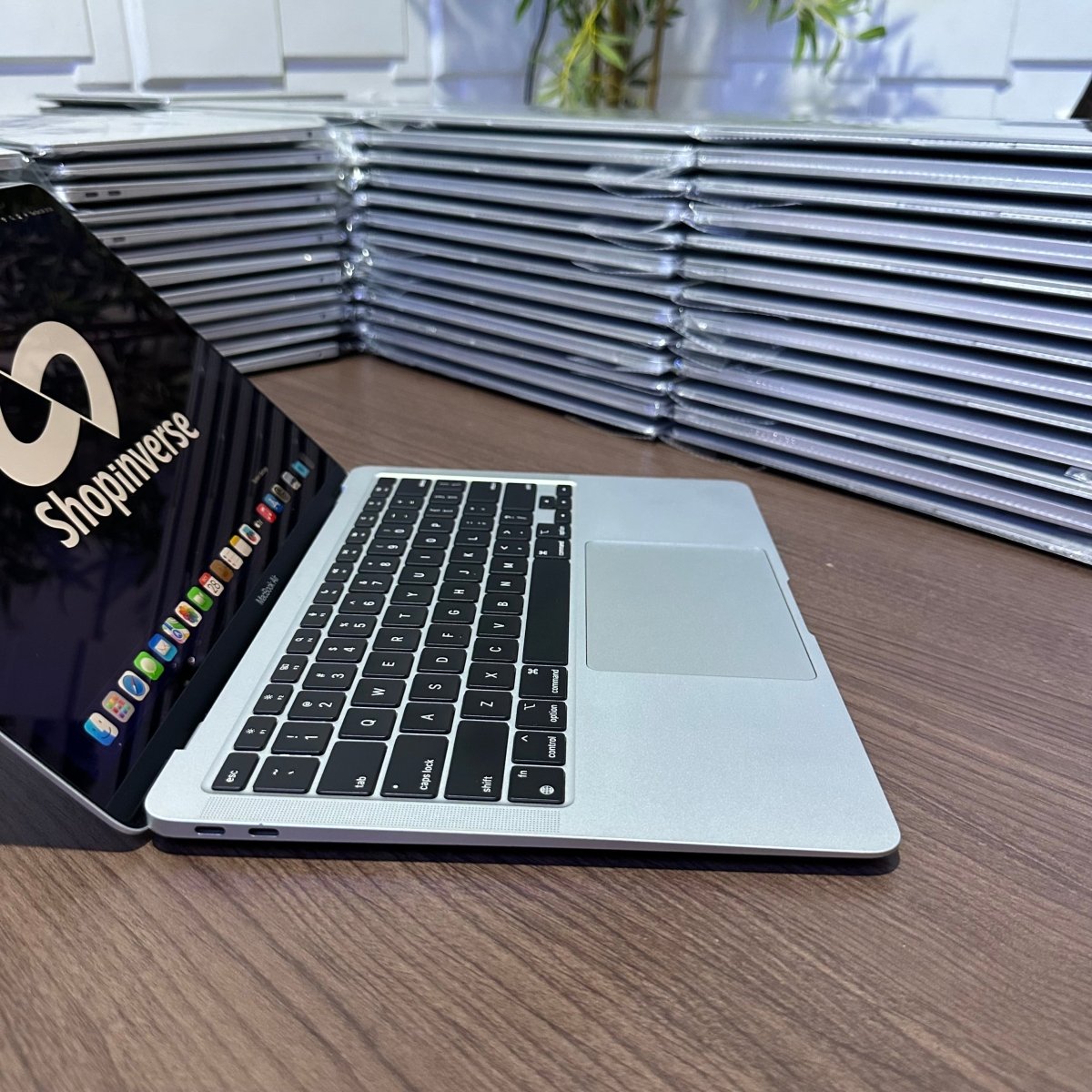 Apple MacBook Air 2020 - Intel Core i5 - 256GB SSD - 8GB RAM - Touch ID - Keyboard Light (Minor body dent)