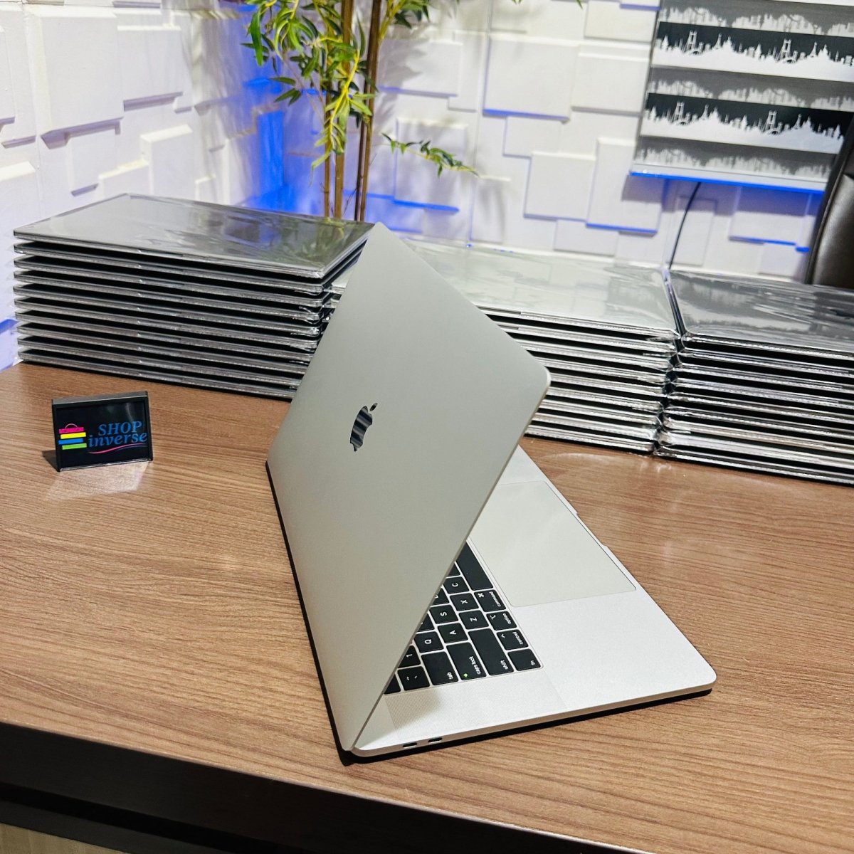 Apple MacBook Pro 2018 - Intel Core i7 - 256GB SSD - 16GB RAM - 4GB Dedicated Graphics - Touch ID - Touch Bar - Keyboard Light