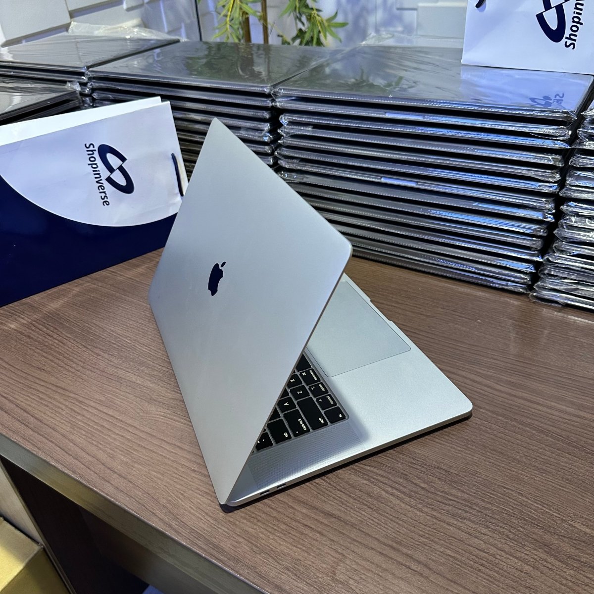 Apple MacBook Pro 2018 - Intel Core i7 - 256GB SSD - 16GB RAM - 4GB Dedicated Graphics - Touch ID - Touch Bar - Keyboard Light
