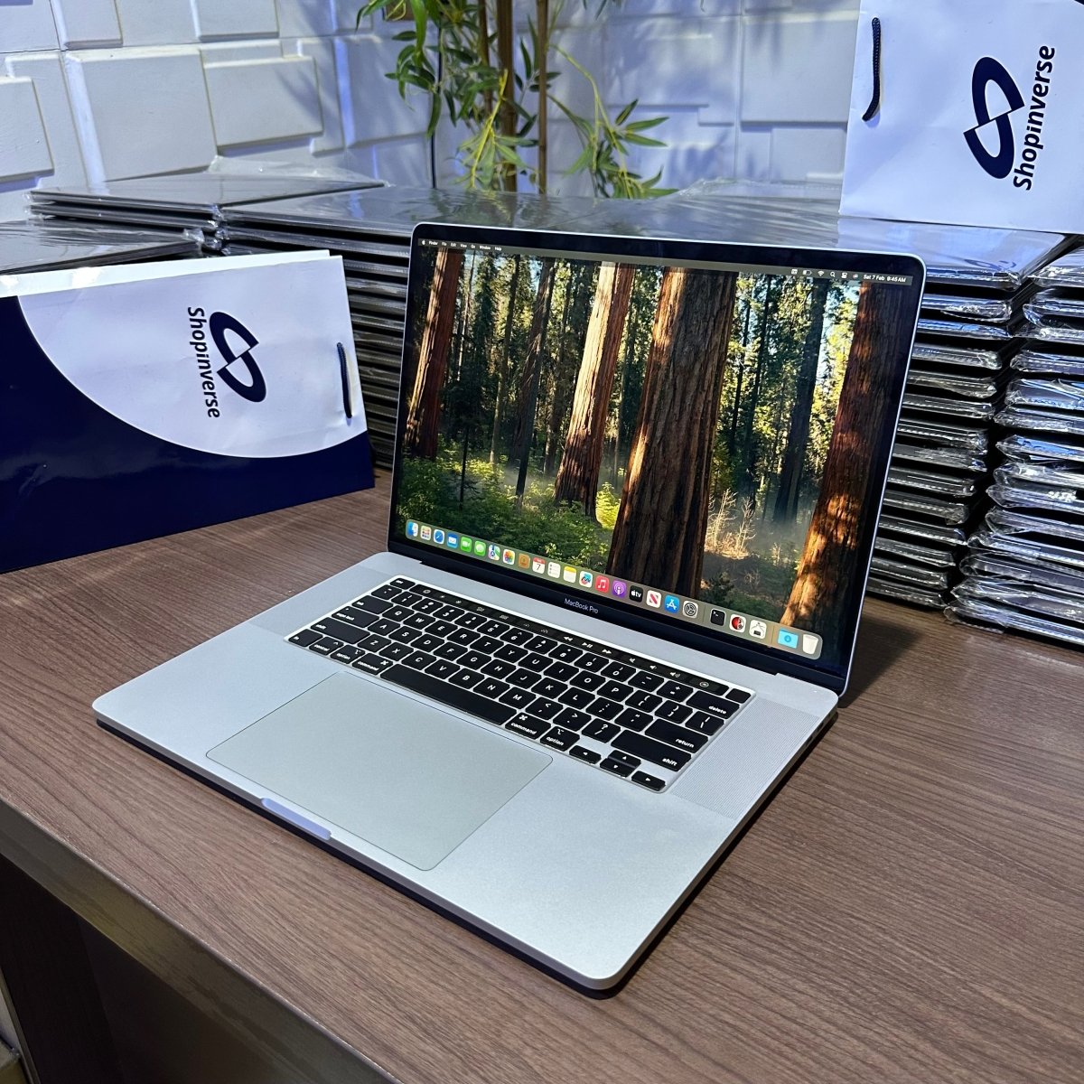 Apple MacBook Pro 2018 - Intel Core i7 - 256GB SSD - 16GB RAM - 4GB Dedicated Graphics - Touch ID - Touch Bar - Keyboard Light