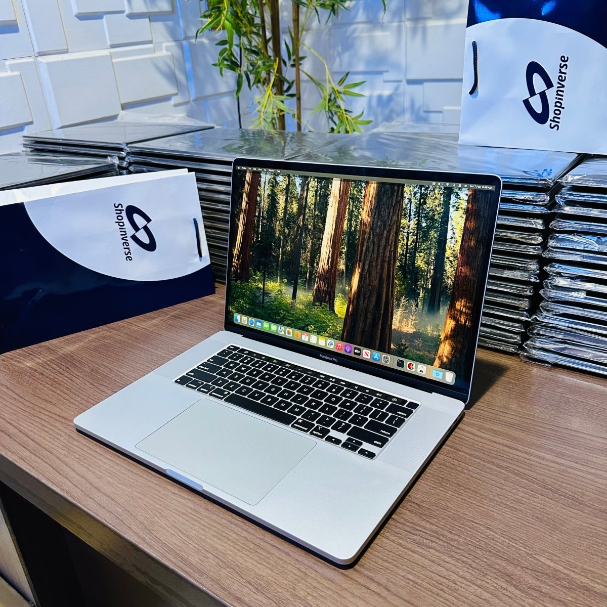 Apple MacBook Pro 2018 - Intel Core i7 - 256GB SSD - 16GB RAM - 4GB Dedicated Graphics - Touch ID - Touch Bar - Keyboard Light