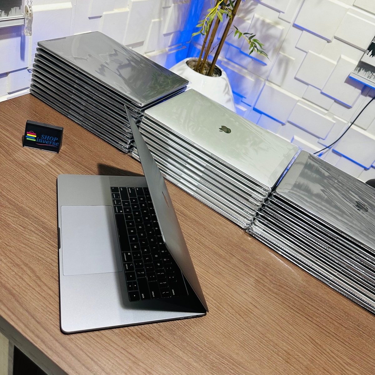 Apple MacBook Pro 2018 - Intel Core i7 - 500GB SSD - 16GB RAM - 4GB Dedicated Graphics - Touch ID - Touch Bar - Keyboard Light - (Minor body scratch)