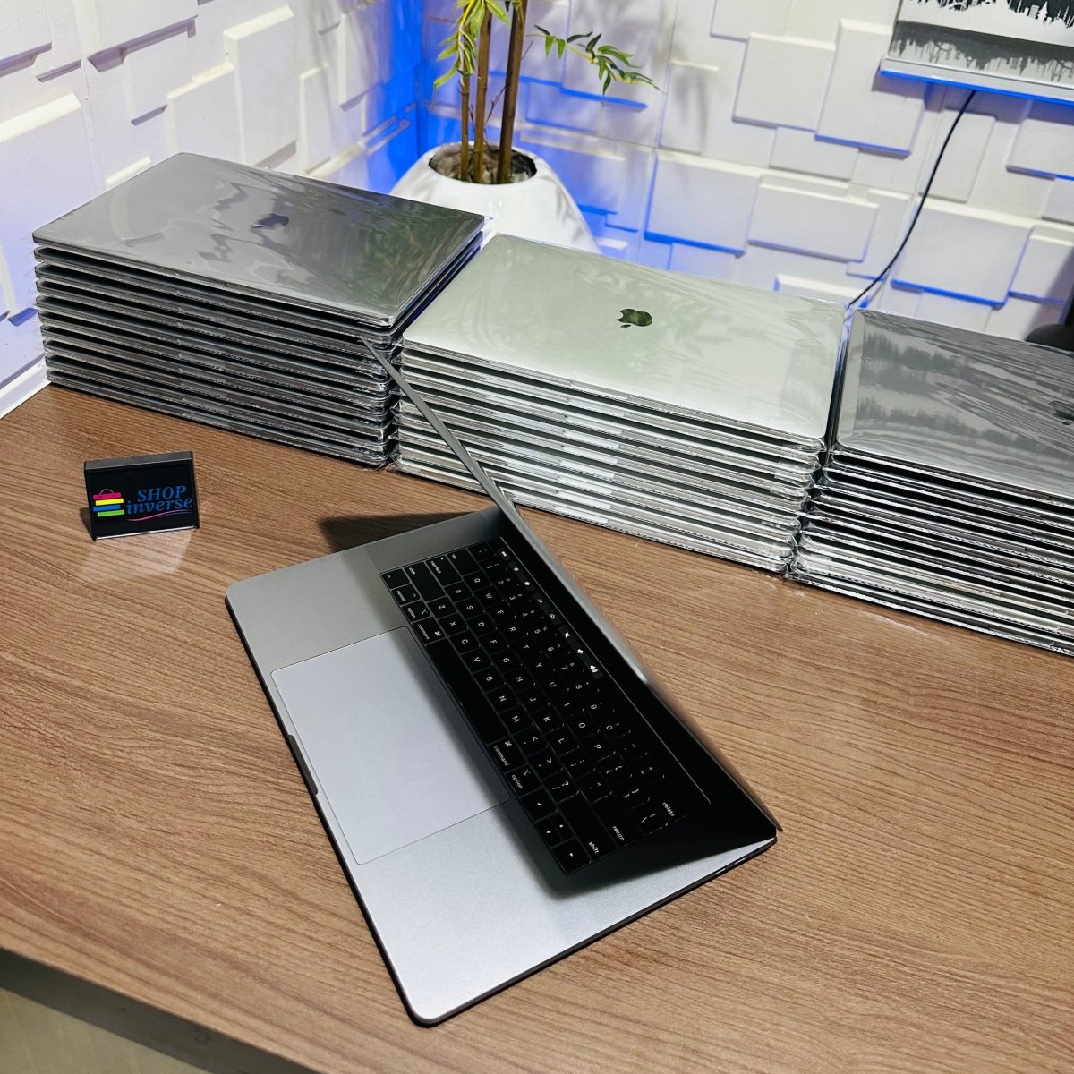 Apple MacBook Pro 2018 - Intel Core i7 - 500GB SSD - 32GB RAM - 4GB Dedicated Graphics - Touch ID - Touch Bar - Keyboard Light