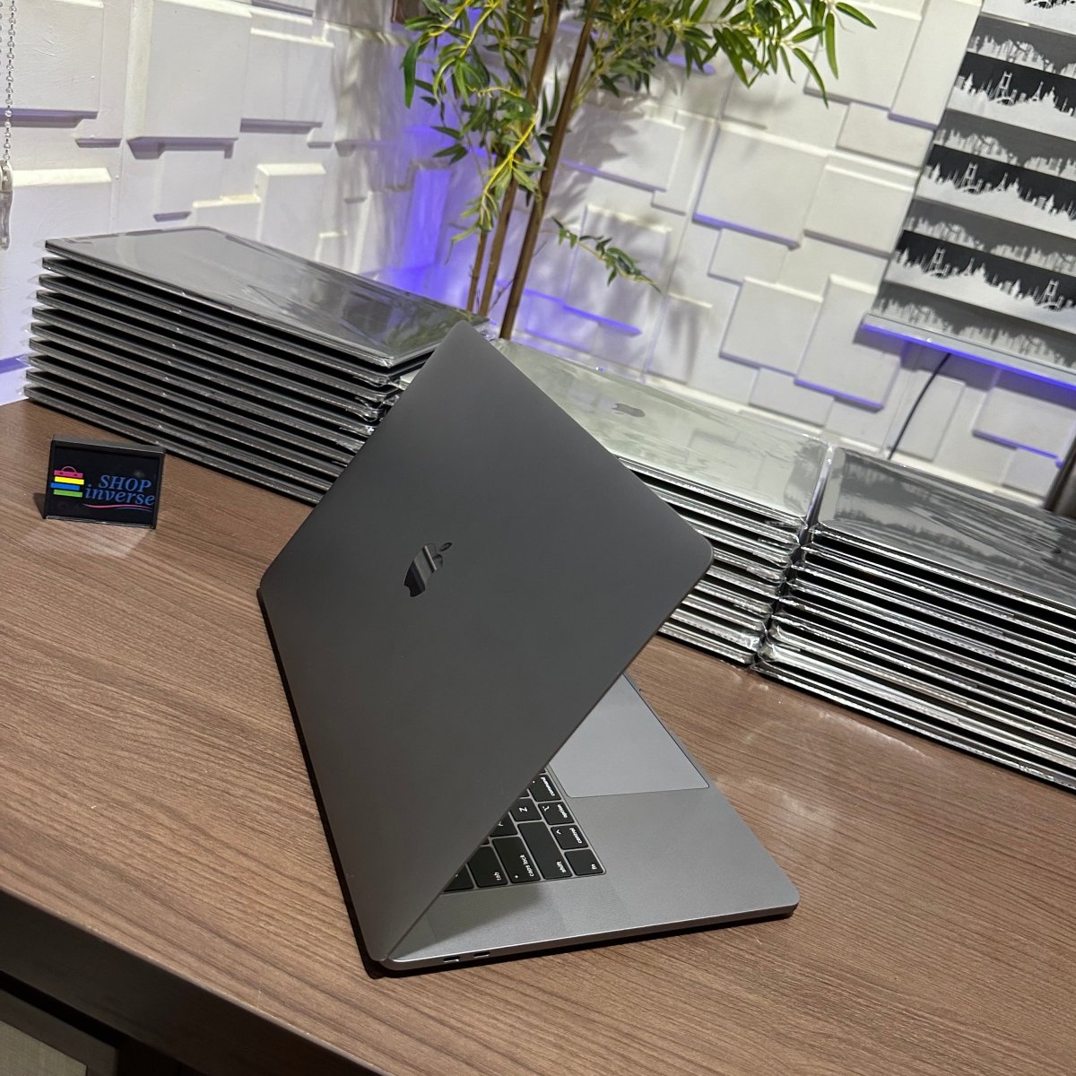 Apple MacBook Pro 2018 - Intel Core i9 - 1TB SSD - 32GB RAM - 4GB Dedicated Graphics - Touch ID - Touch Bar - Keyboard Light