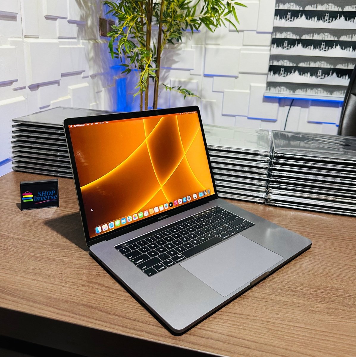 Apple MacBook Pro 2018 - Intel Core i9 - 1TB SSD - 32GB RAM - 4GB Dedicated Graphics - Touch ID - Touch Bar - Keyboard Light