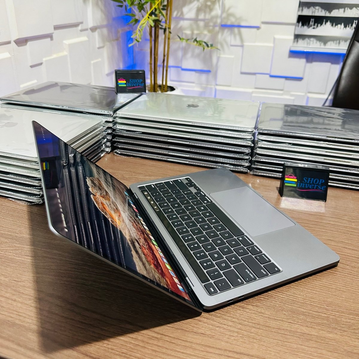 Apple MacBook Pro 2019 - Intel Core i5 - 128GB SSD - 8GB RAM - Touch ID - Touch Bar - Keyboard Light