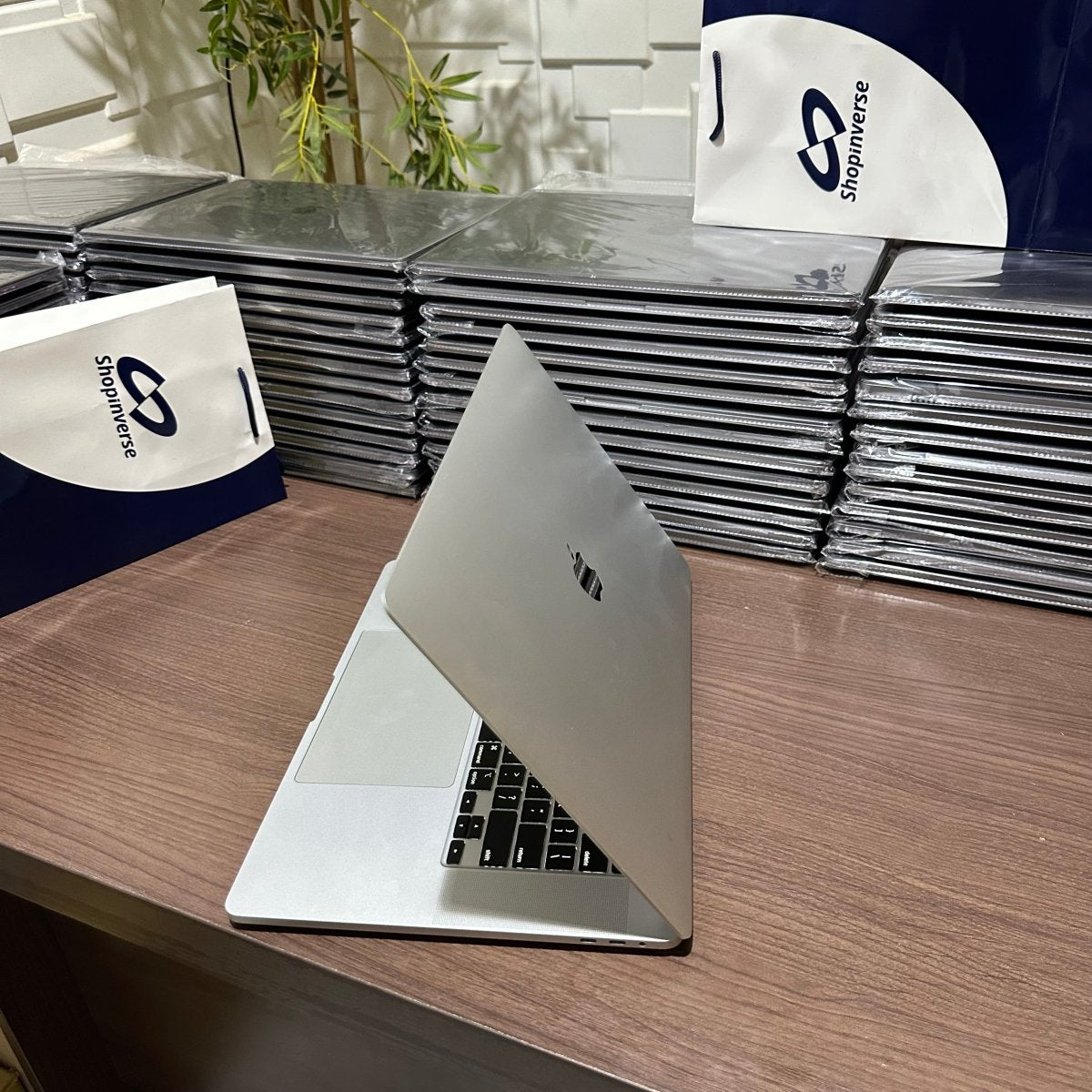 Apple MacBook Pro 2019 - Intel Core i7 - 256GB SSD - 16GB RAM - 4GB Dedicated Graphics - Touch ID - Touch Bar - Keyboard Light