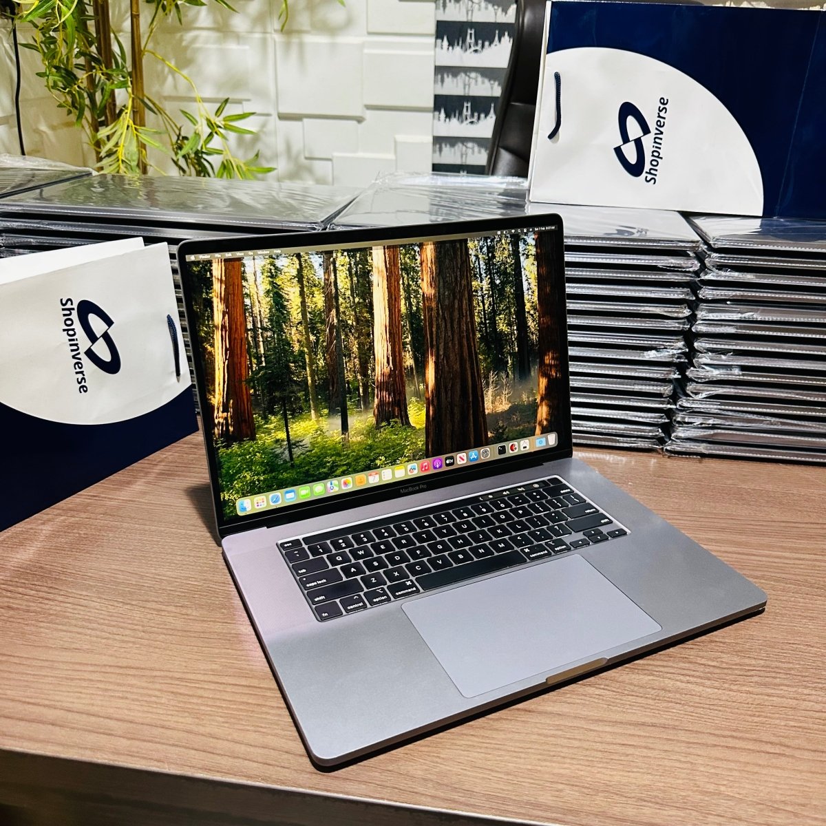 Apple MacBook Pro 2019 - Intel Core i9 - 500GB SSD - 32GB RAM - 4GB Dedicated Graphics - Touch ID - Touch Bar - Keyboard Light