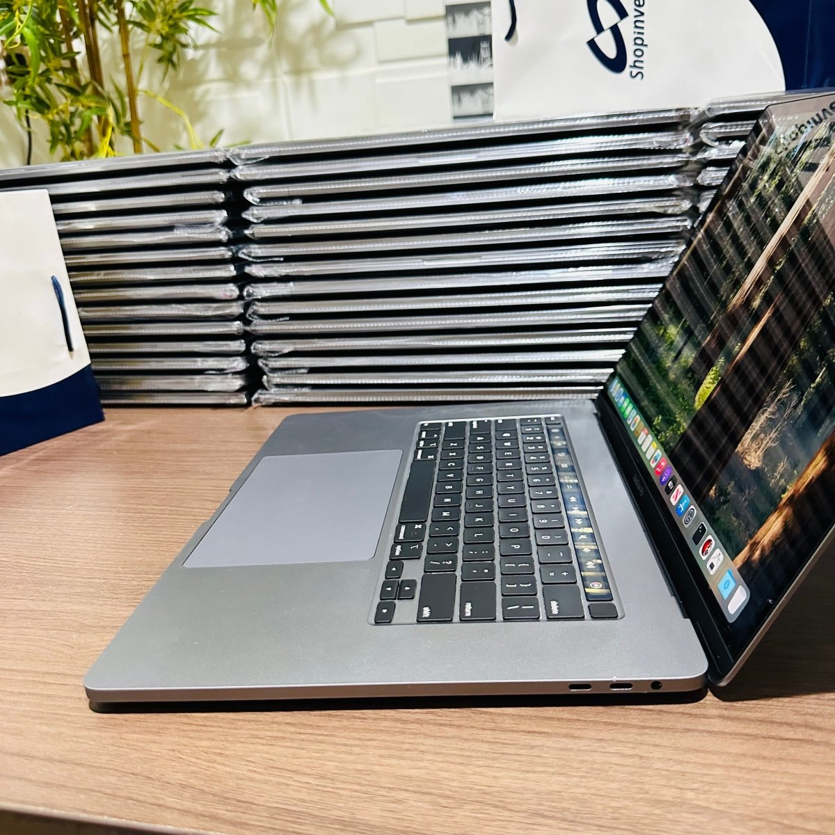Apple MacBook Pro 2019 - Intel Core i9 - 500GB SSD - 32GB RAM - 4GB Dedicated Graphics - Touch ID - Touch Bar - Keyboard Light