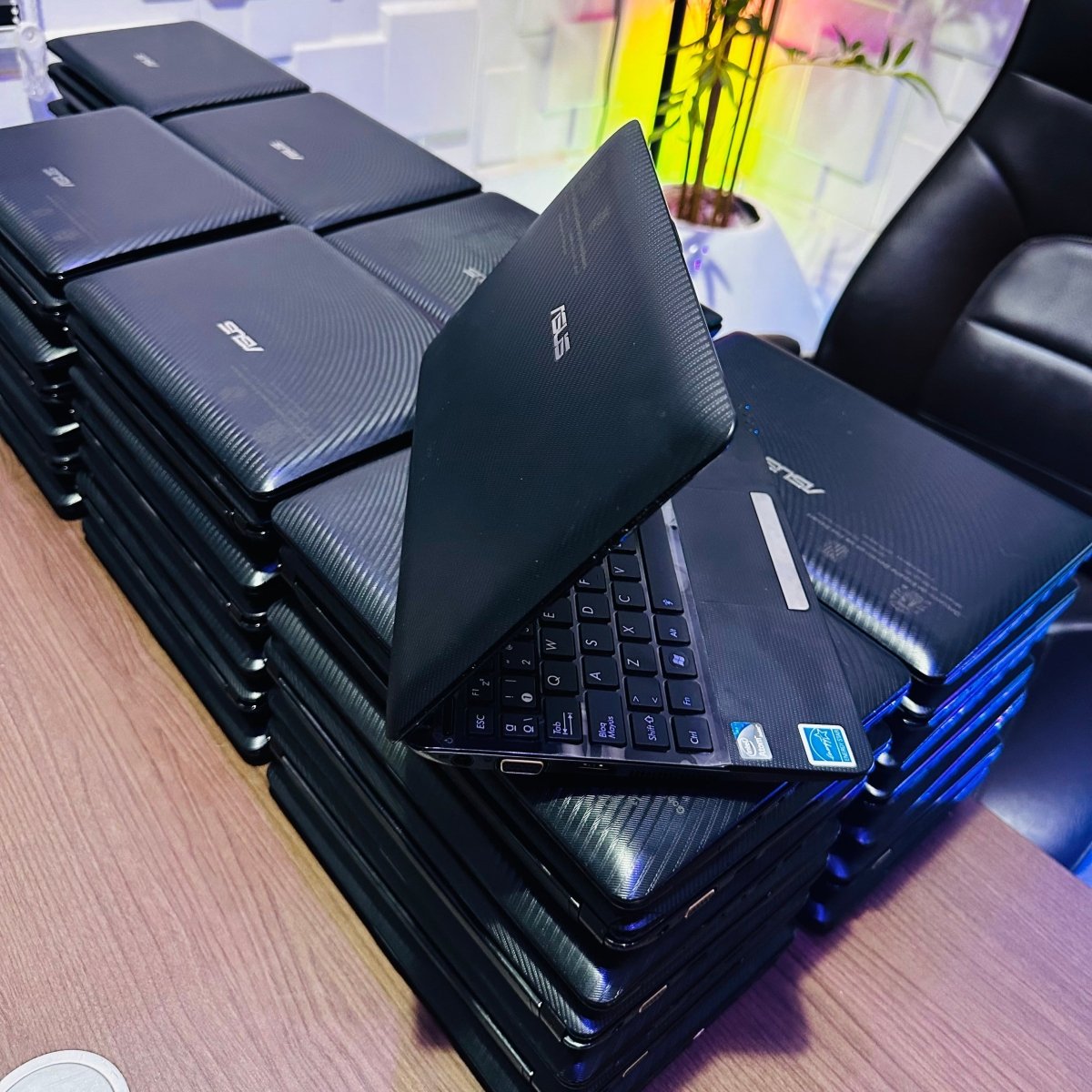 Asus Eee PC Seashell - Intel Atom N450 - 320GB HDD - 2GB RAM - (Bad battery)