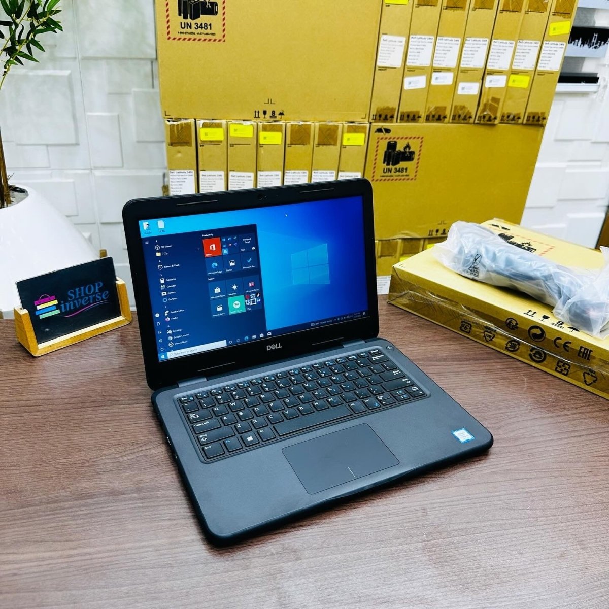 Dell Latitude 3300 - 8th Gen. Intel Core i5 - 256GB SSD - 8GB RAM - Touchscreen