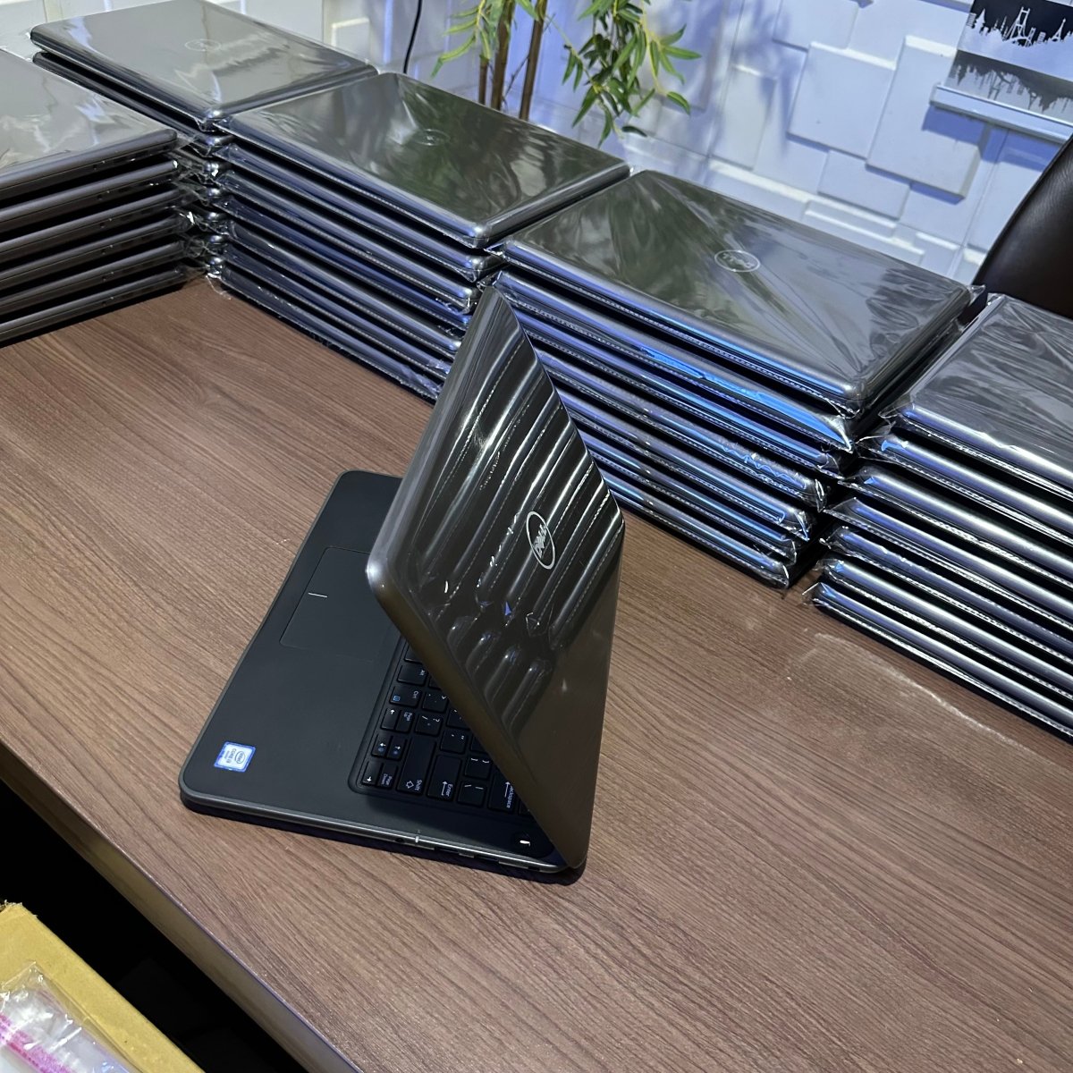 Dell Latitude 3380 - 6th Gen. Intel Core i3 - 128GB SSD - 4GB RAM - Touchscreen