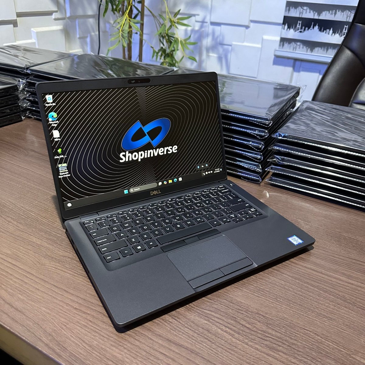 Dell Latitude 5400 - 8th Gen. Intel Core i7 - 256GB SSD - 8GB RAM - 8GB Total Graphics - HDMI - Keyboard Light