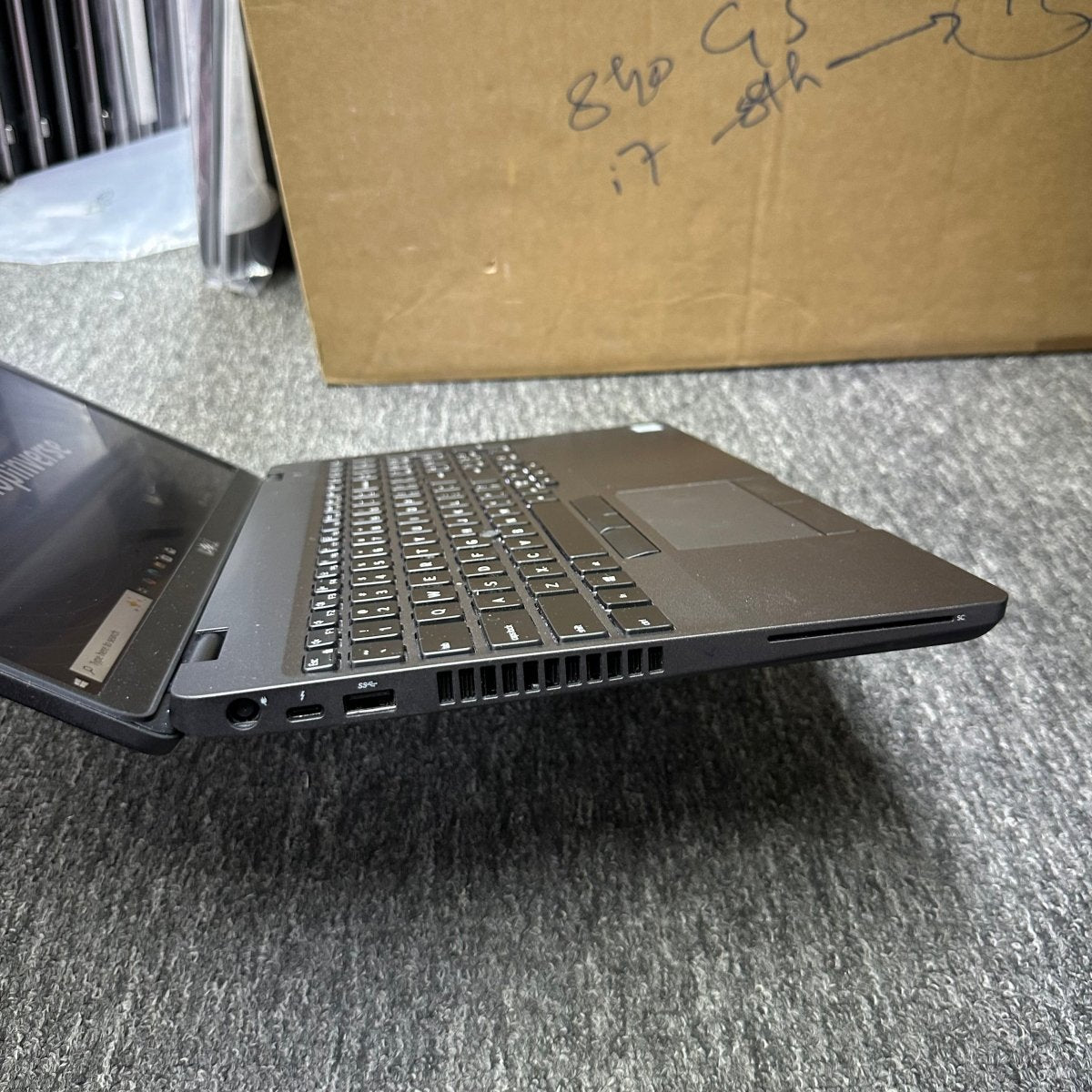 Dell Latitude 5500 - 8th Gen. Intel Core i7 - 256GB SSD - 8GB RAM - Touchscreen - Keyboard Light