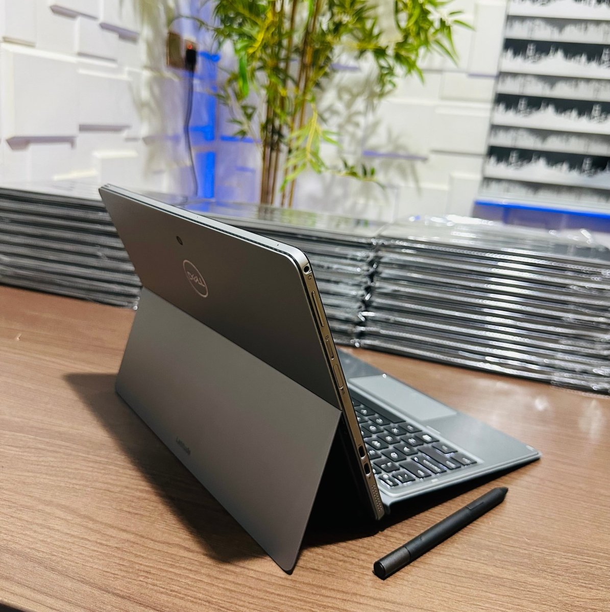 Dell Latitude 7200 2 - in - 1 | 8th Gen Core i7 | 16GB RAM | 256GB SSD | Touchscreen | Backlit Keyboard