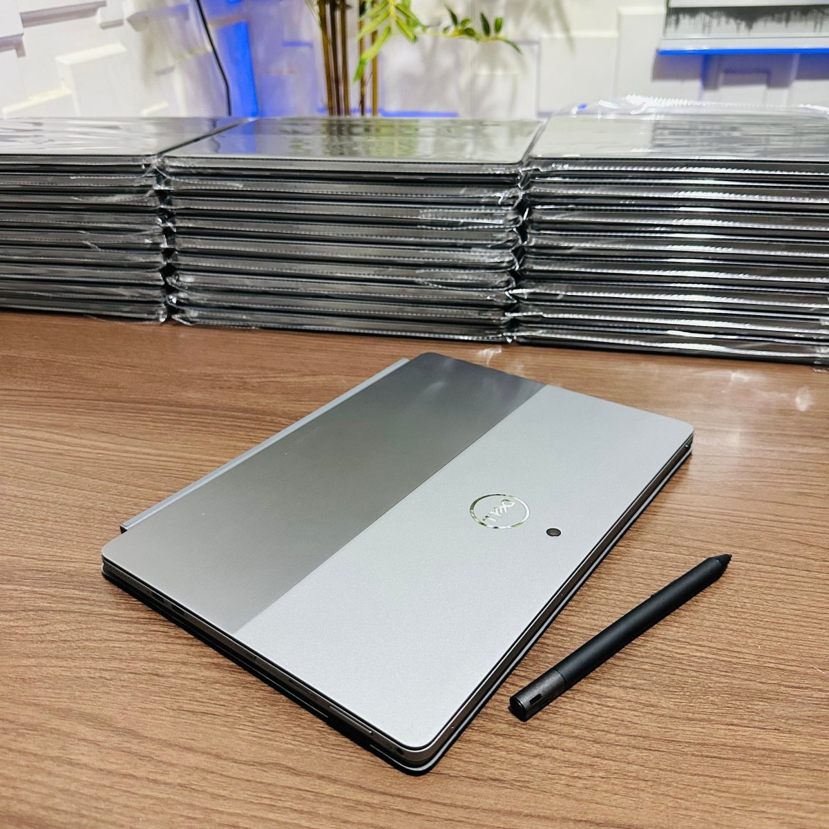 Dell Latitude 7210 2 - in - 1 - 10th Gen. Intel Core i5 - 256GB SSD - 16GB RAM - Keyboard Light - Touchscreen