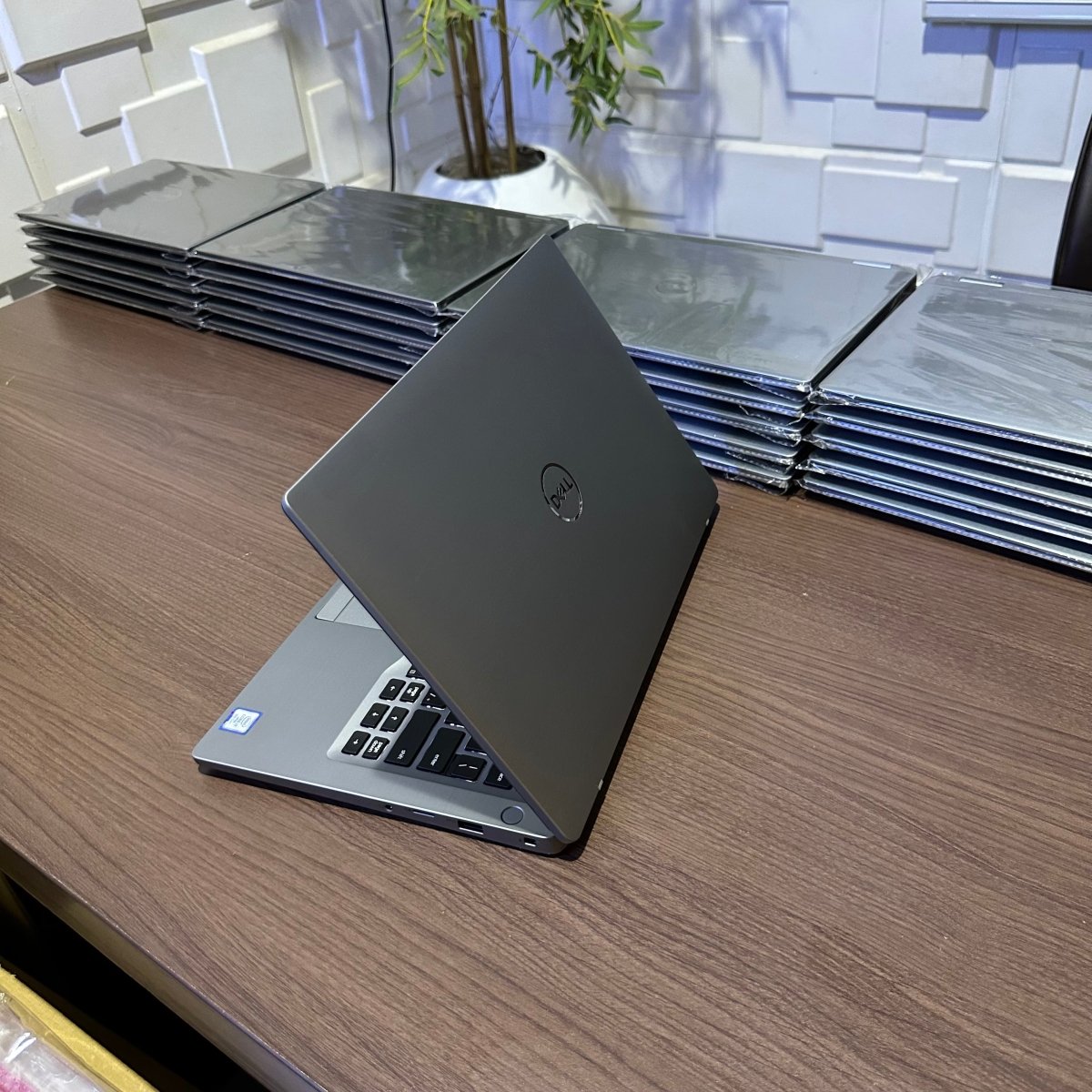Dell Latitude 7300 - 8th Gen. Intel Core i7 - 256GB SSD - 8GB RAM - keyboard Light - Touchscreen