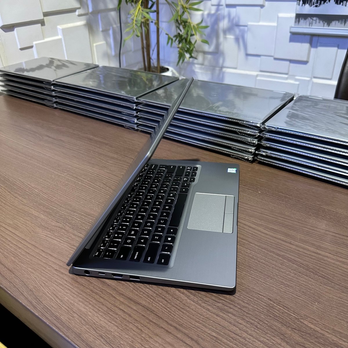 Dell Latitude 7300 - 8th Gen. Intel Core i7 - 256GB SSD - 8GB RAM - keyboard Light - Touchscreen