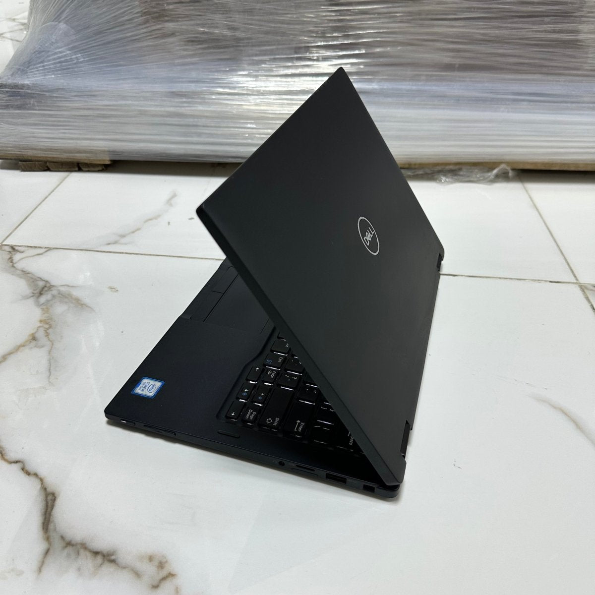 Dell Latitude 7390 2 - in - 1 - 8th Gen. Intel Core i5 - 256GB SSD - 8GB RAM - Keyboard Light - Touchscreen