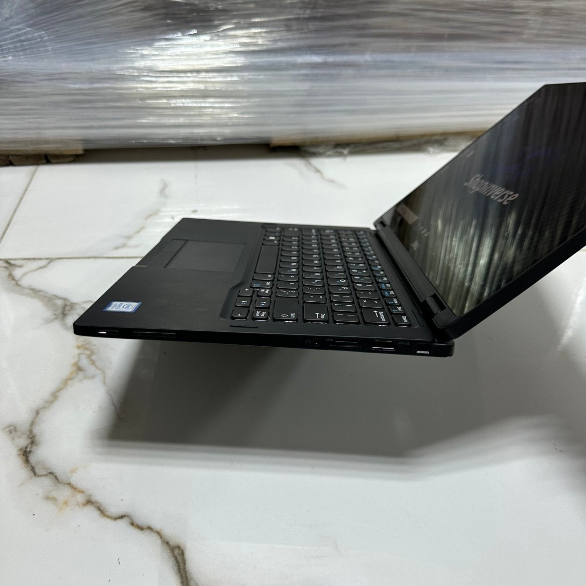 Dell Latitude 7390 2 - in - 1 - 8th Gen. Intel Core i5 - 256GB SSD - 8GB RAM - Keyboard Light - Touchscreen
