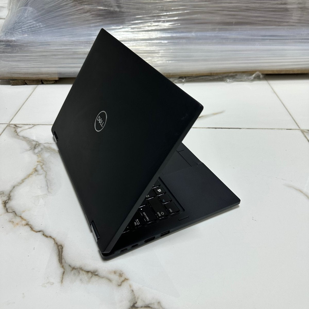 Dell Latitude 7390 2 - in - 1 - 8th Gen. Intel Core i5 - 256GB SSD - 8GB RAM - Keyboard Light - Touchscreen