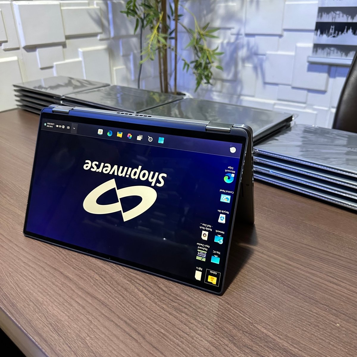 Dell Latitude 7400 2-in-1 - 8th Gen. Intel Core i5 - 256GB SSD