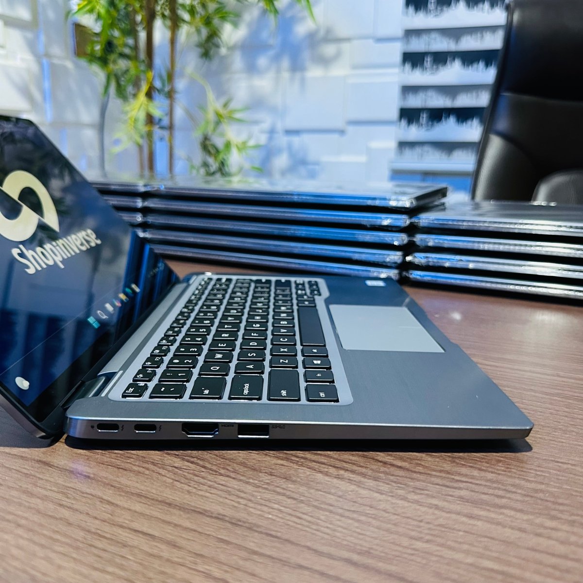 Dell Latitude 7400 2 - in - 1 - 8th Gen. Intel Core i7 - 256GB SSD - 16GB RAM - Keyboard Light - Touchscreen - Facial Recognition