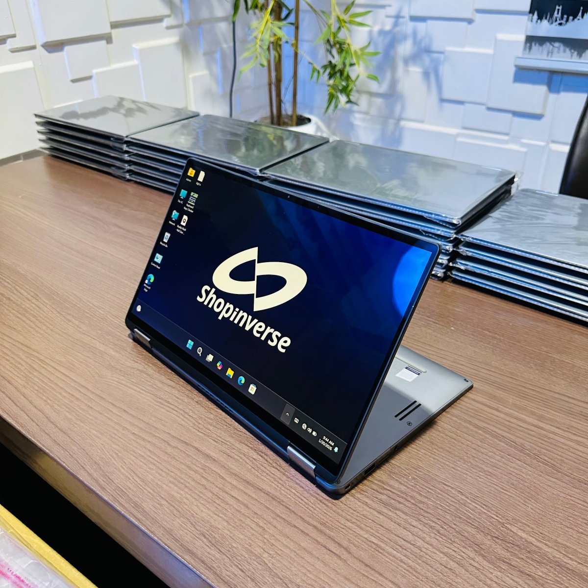 Dell Latitude 7400 2 - in - 1 - 8th Gen. Intel Core i7 - 256GB SSD - 16GB RAM - Keyboard Light - Touchscreen - Facial Recognition